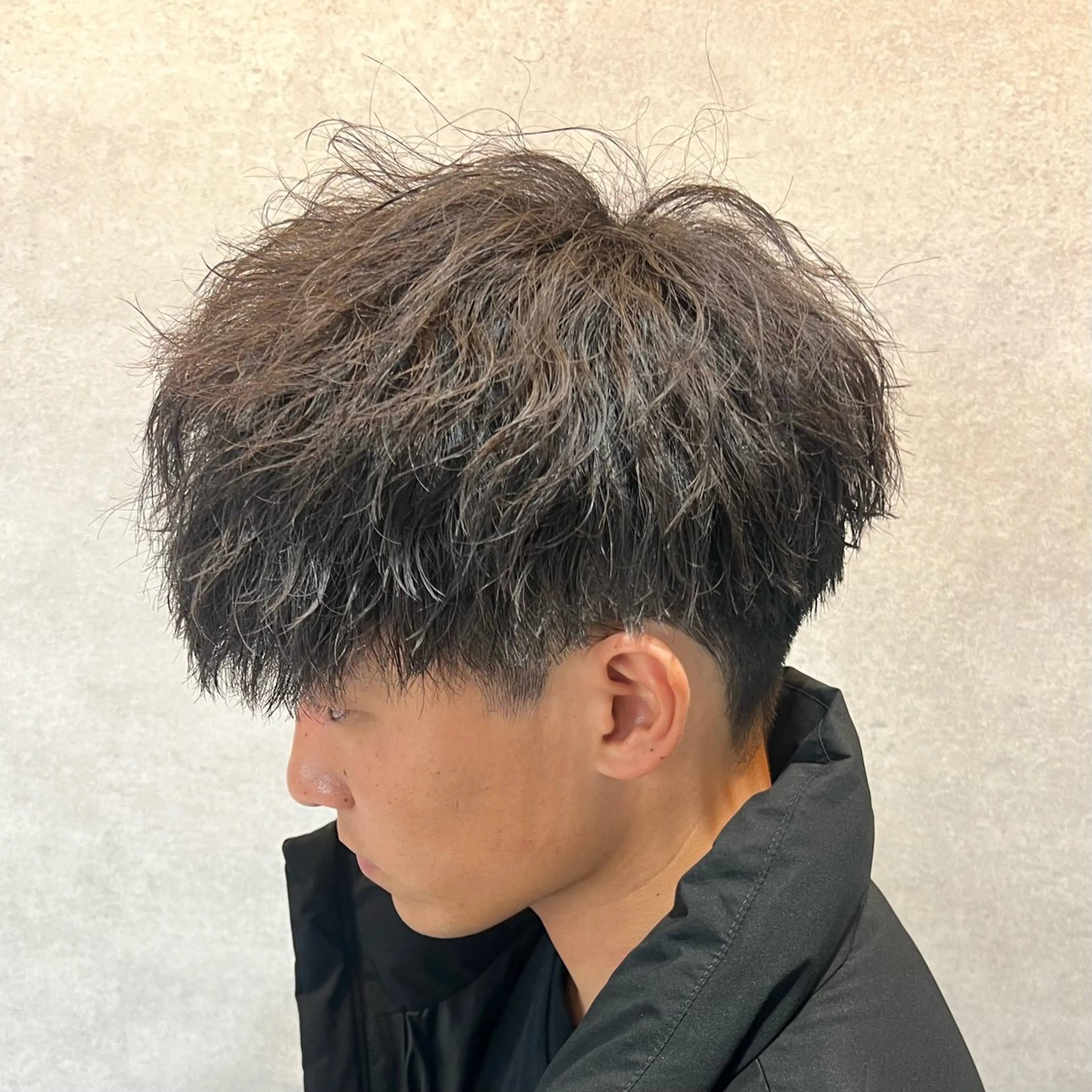 ショート カラー パーマ ヘアアレンジ メンズ センターパート メンズハイライト メンズメッシュ マッシュ メンズパーマ カット パーマ トリートメント ヘッドスパ ヘアセット 仕上がり満足度No. 1🔥BLUCK🔥のヘアスタイル