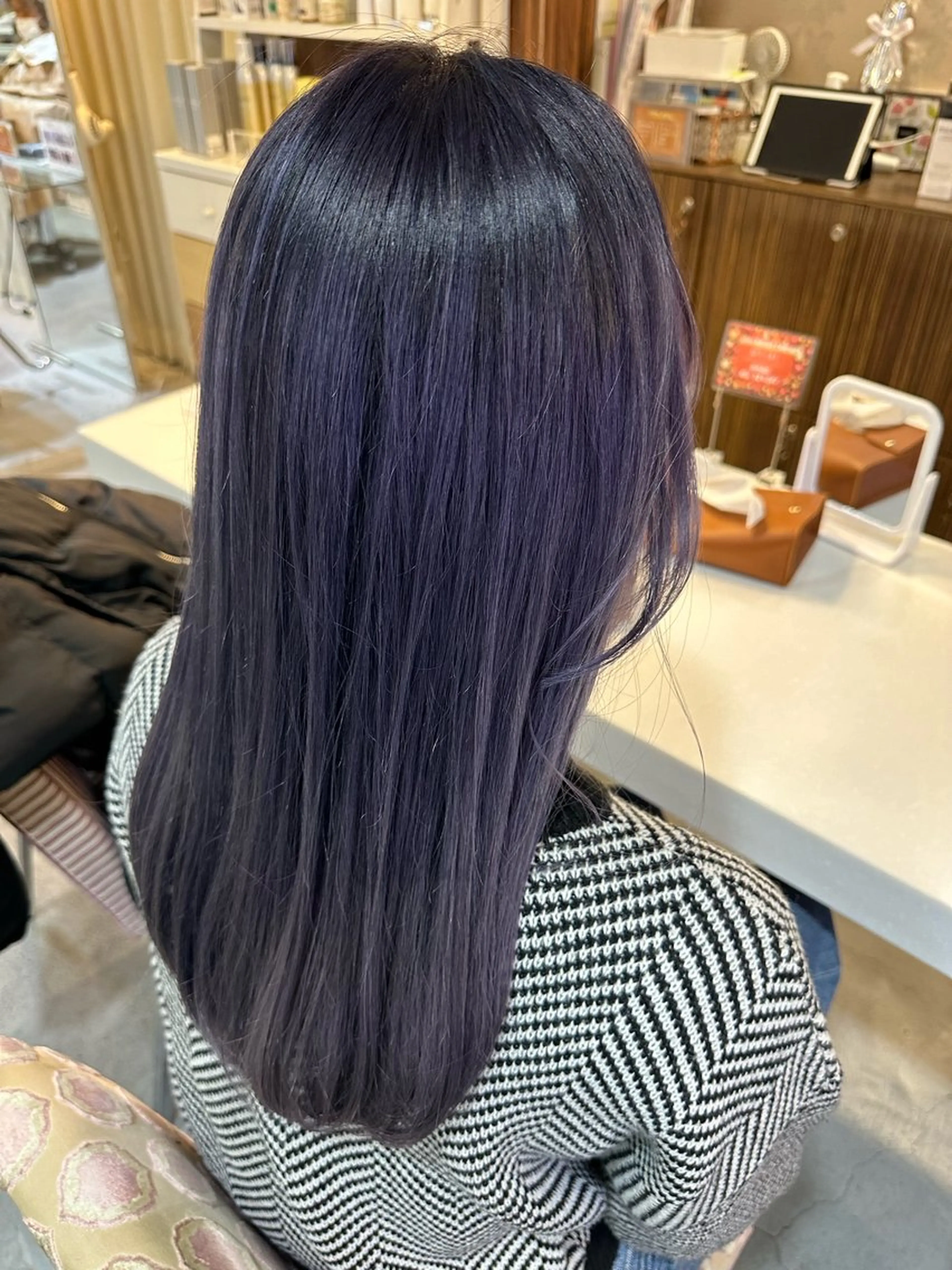 ロング パープルカラー ヘアカラー トリートメント アダチ ホノカのヘアスタイル