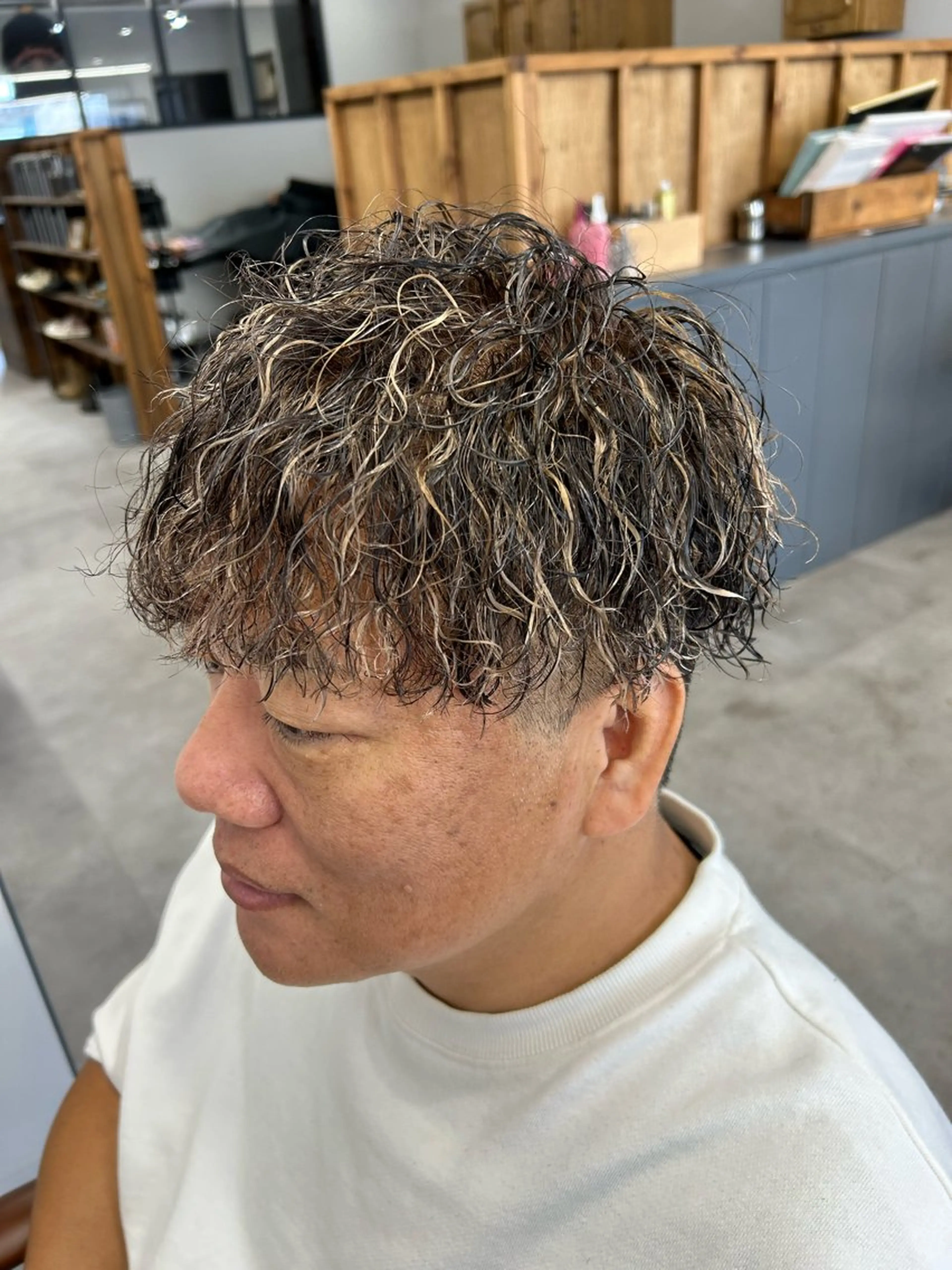 カラー パーマ メンズ メンズハイライト メンズパーマ ツイストスパイラルパーマ ハイライトカラー スパイラルパーマ カット ヘアカラー パーマ SHAFT Ieiriのヘアスタイル