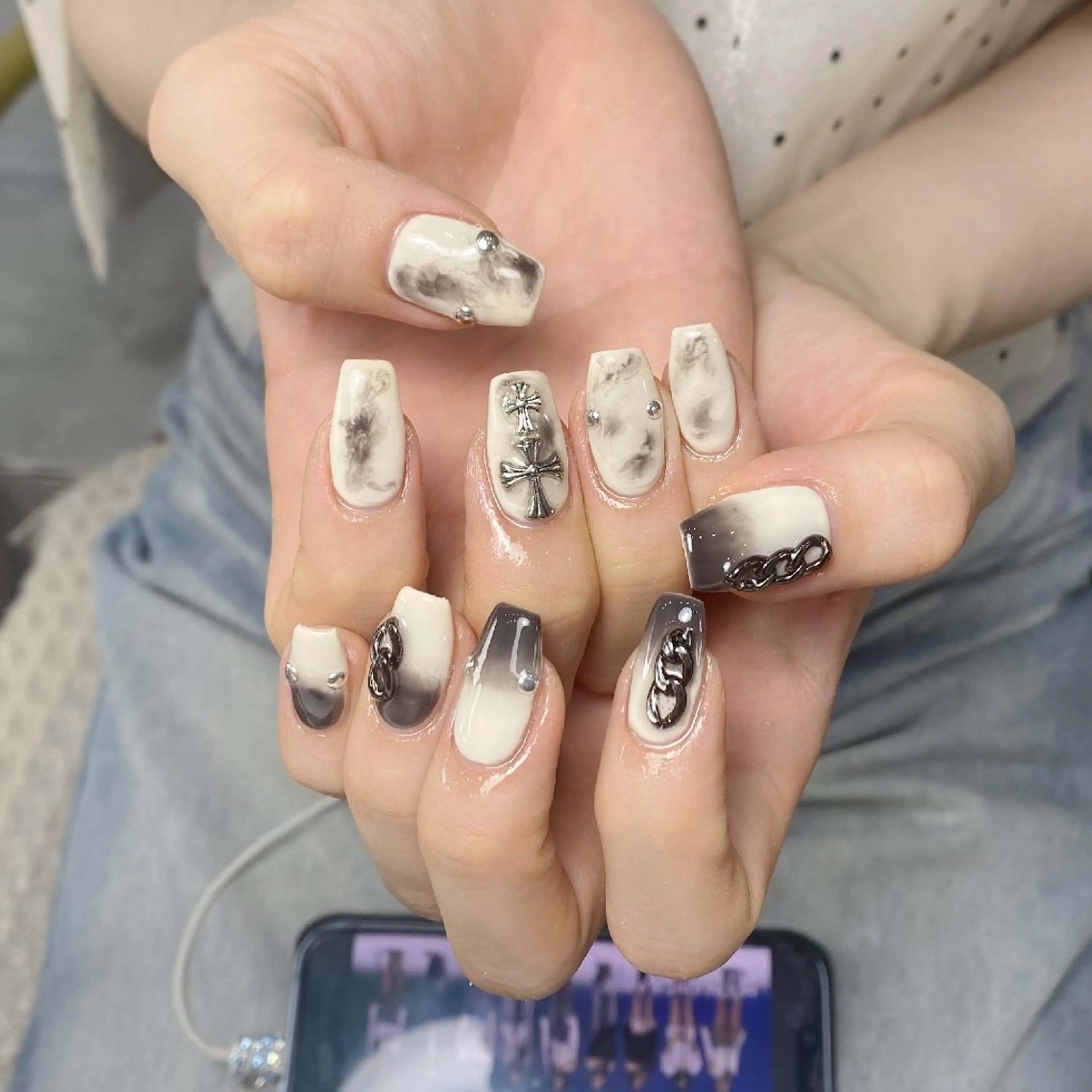 ネイル チークネイル フレンチネイル ジェルネイル ガーリー キラキラネイル ハンドネイル UM Nail Salonのネイルデザイン