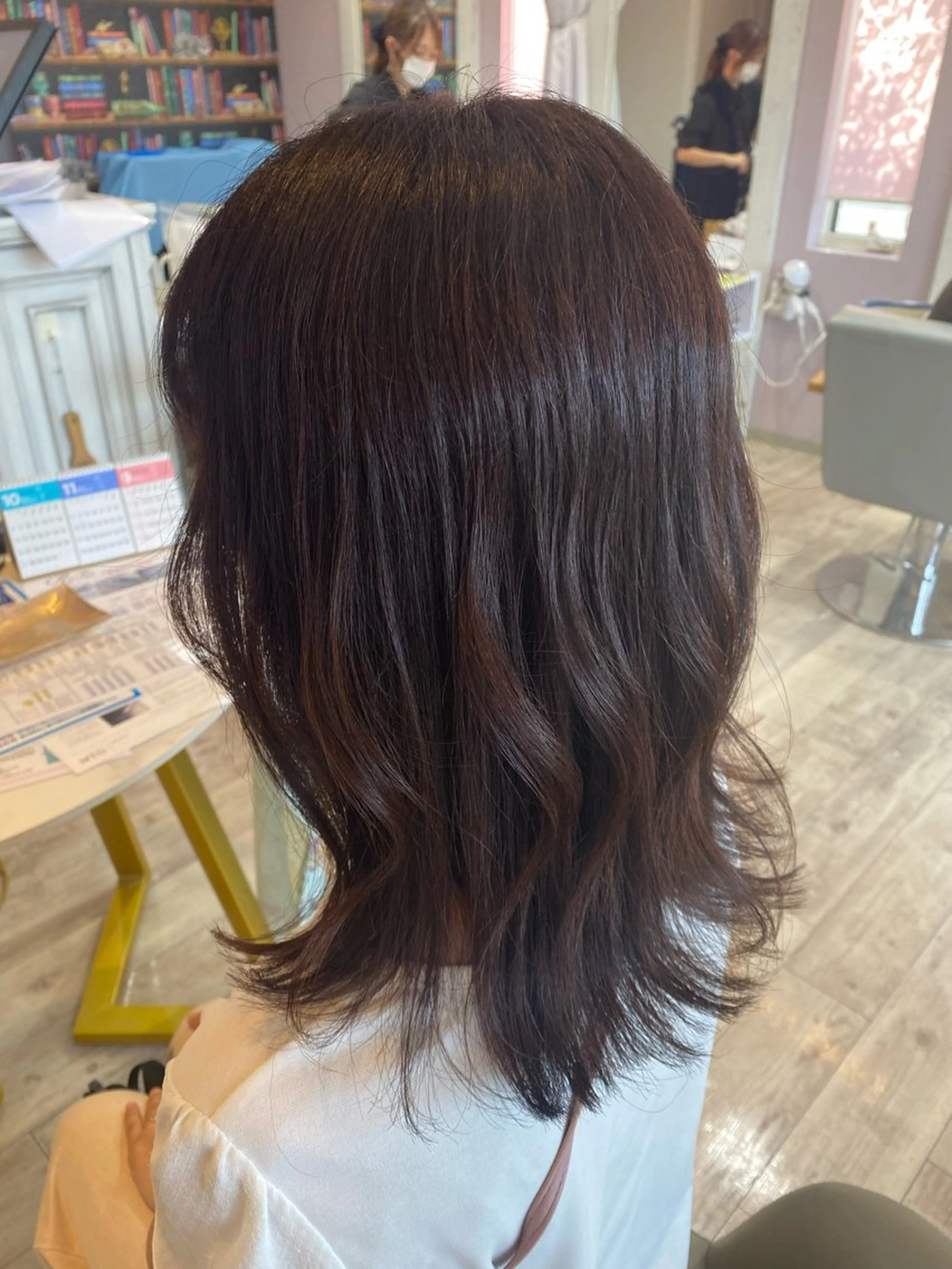 ミディアム ピンクブラウン かまだ しおりのヘアスタイル