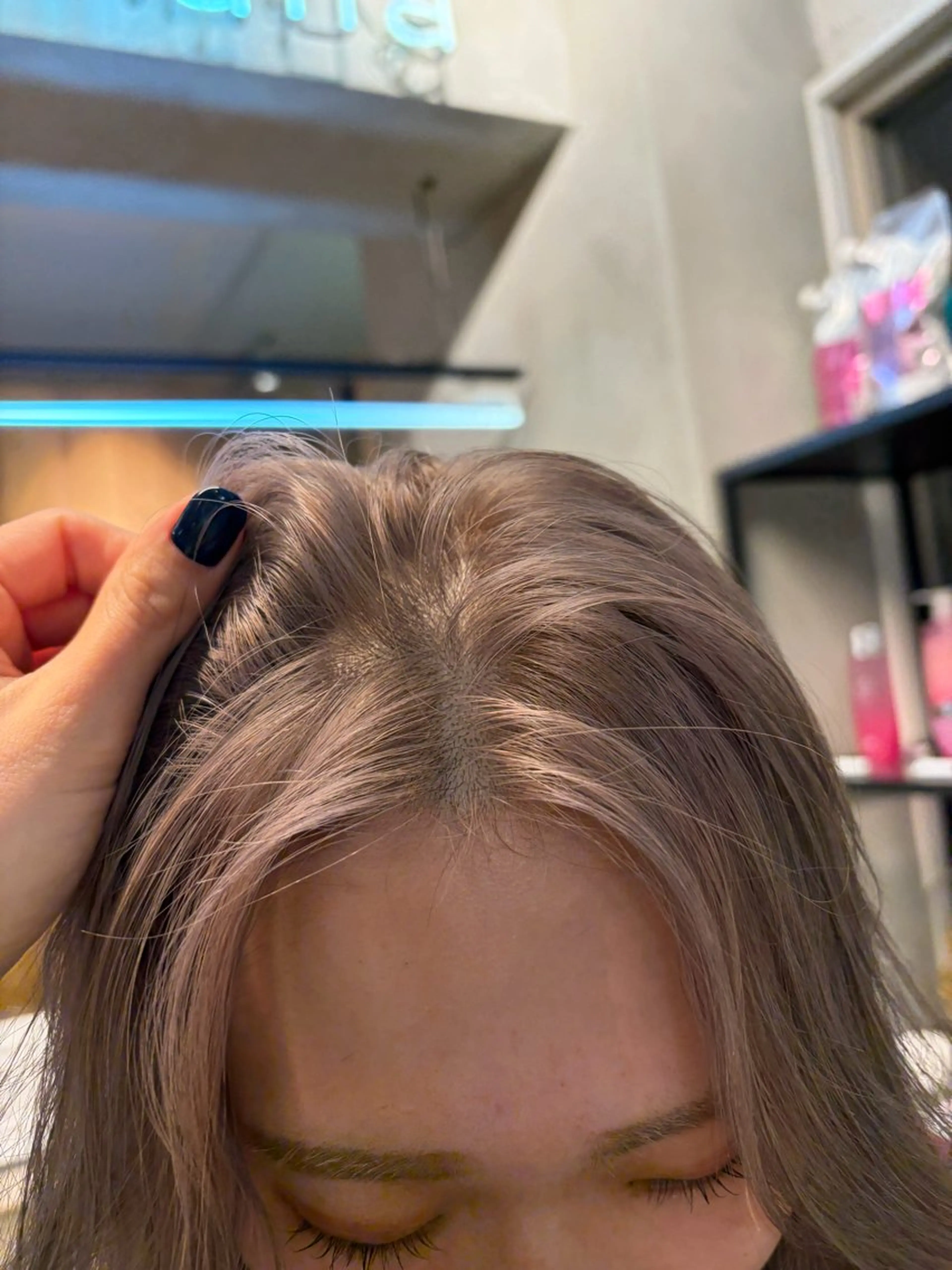 ロング カラー ミルクティー× グレージュMOMOのヘアスタイル