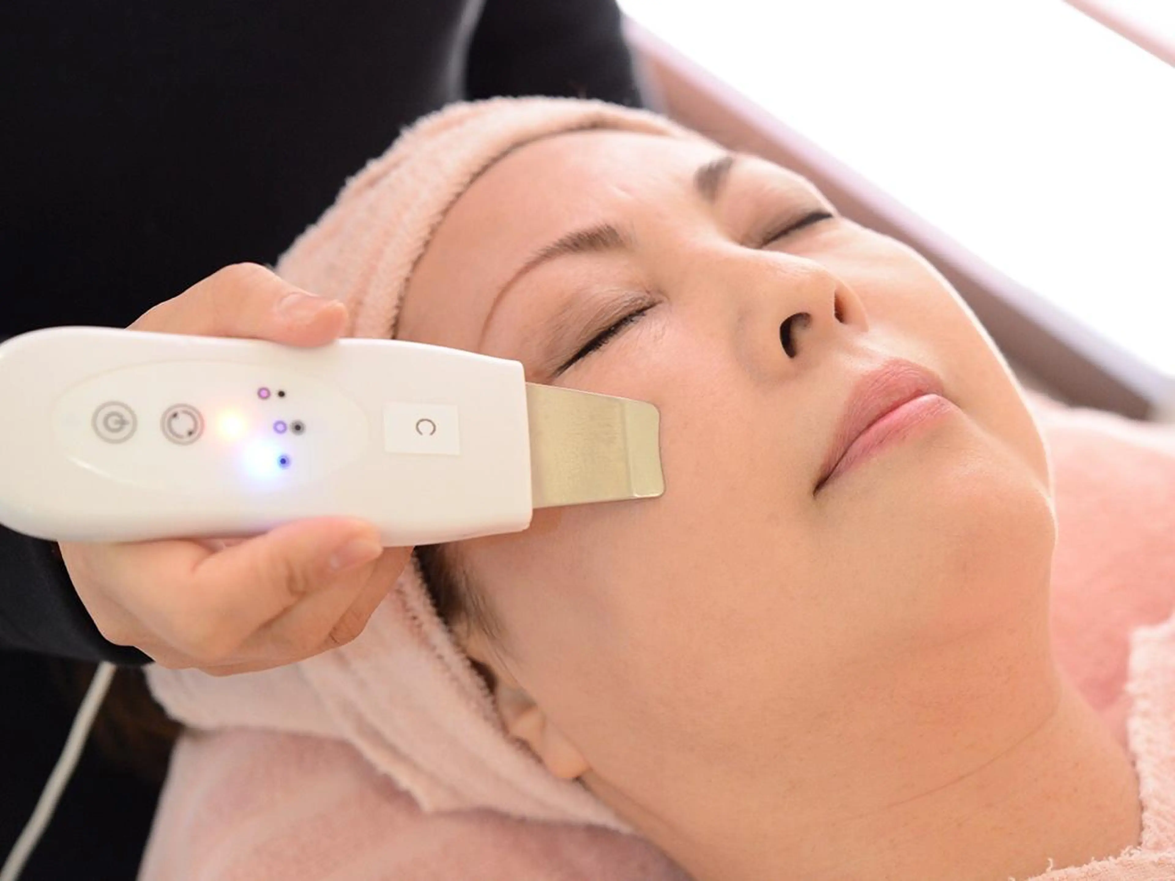 毛穴洗浄フェイシャル✨気になる毛穴の汚れ　黒ずみ　キレイにお掃除して美白肌になって💕デコルテまでのトリートメント付きの写真