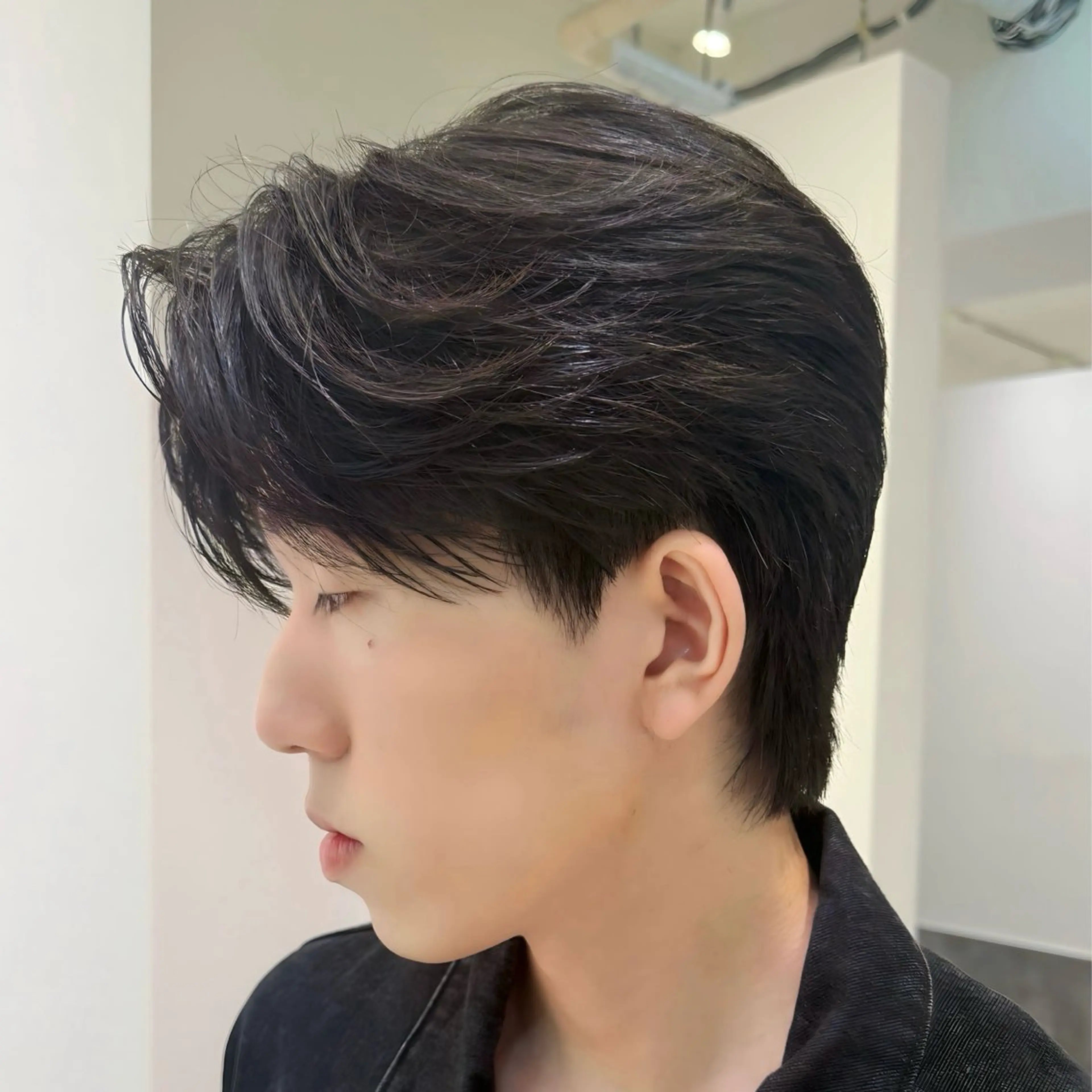 メンズ センターパート ダウンパーマ フェザーパーマ メンズ韓国風 マッシュ カット センターパート特化/ メンズカット/ヒロキのヘアスタイル