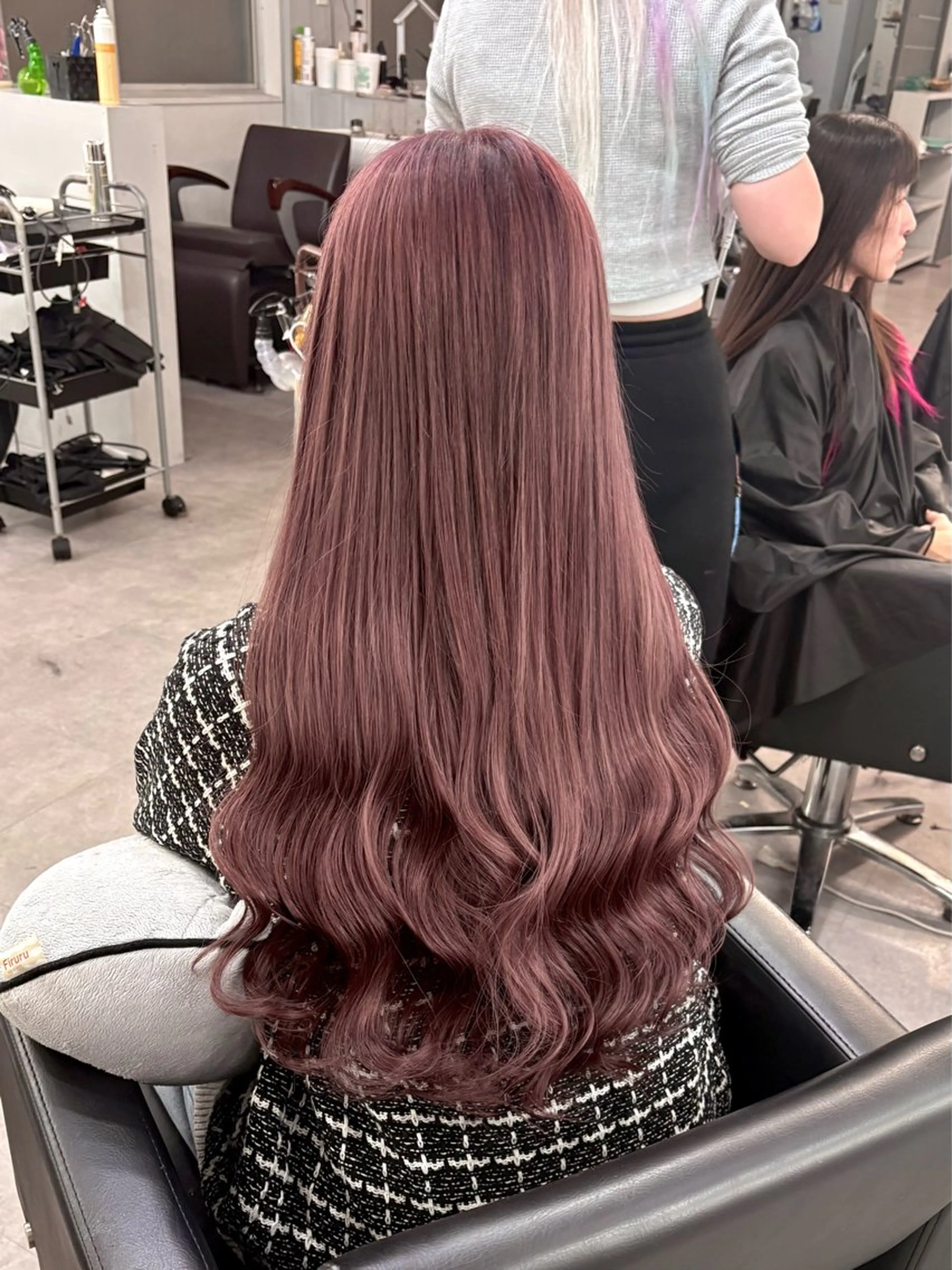 ロング カラー 大阪ケアブリーチ/ ミルクティーベージュのヘアスタイル