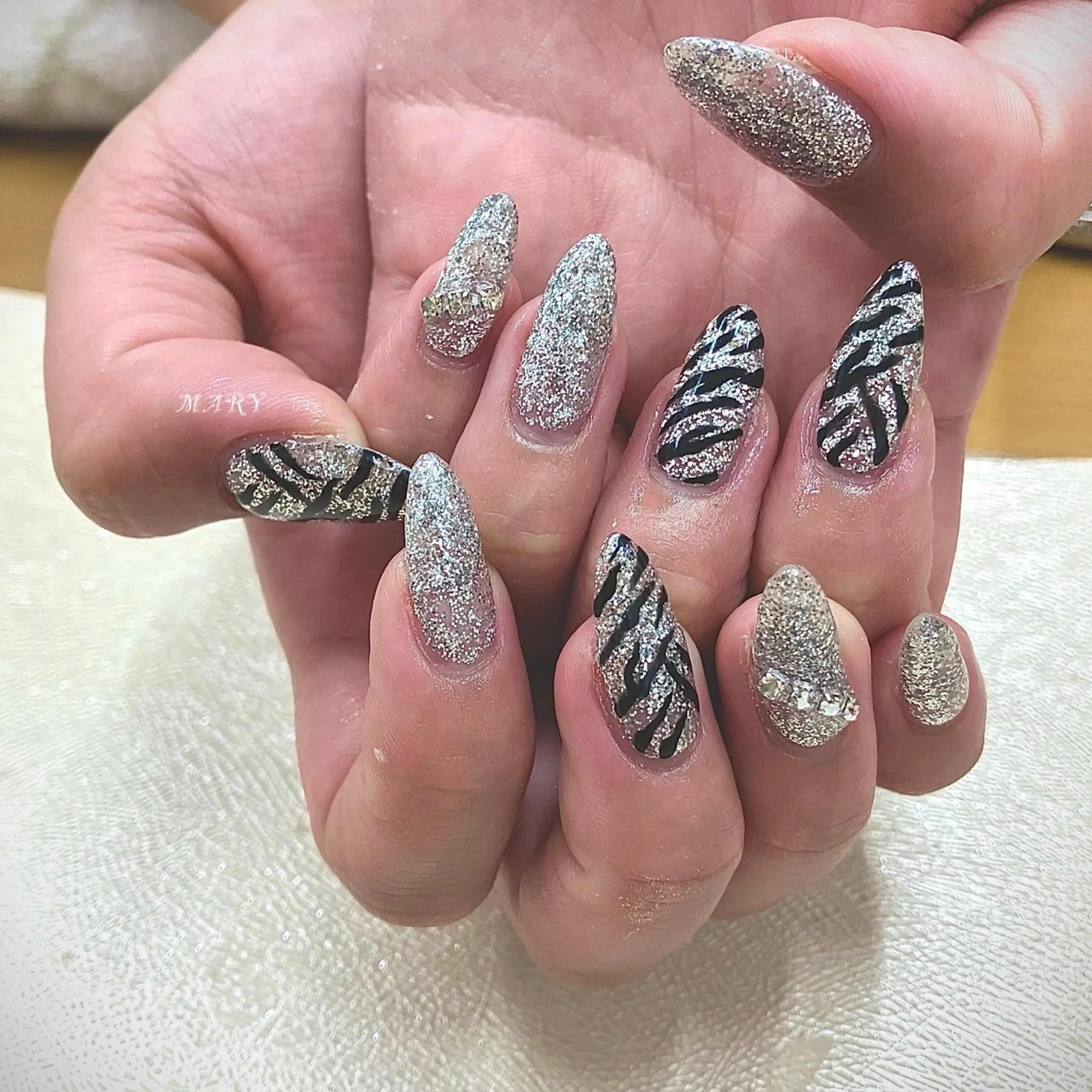 ネイル アニマル柄 キラキラネイル ニュアンスネイル ワンカラーネイル シルバー ハンドネイル Mary nail所属・Mary nail .narumiのネイルデザイン