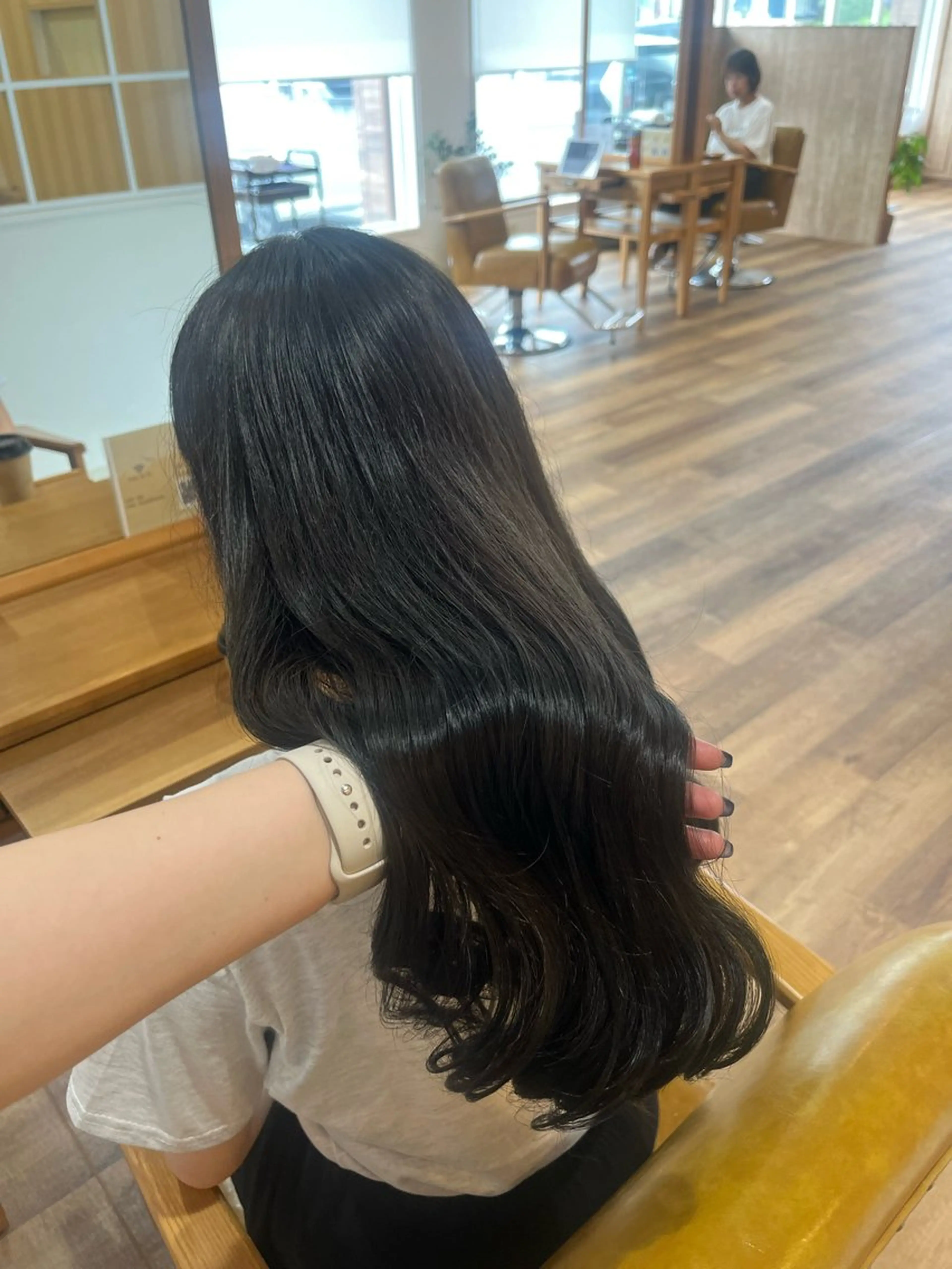 ロング カラー 黒髪 ブルーカラー ブルーブラック 髪質改善 トリートメント 宮本 楓のヘアスタイル