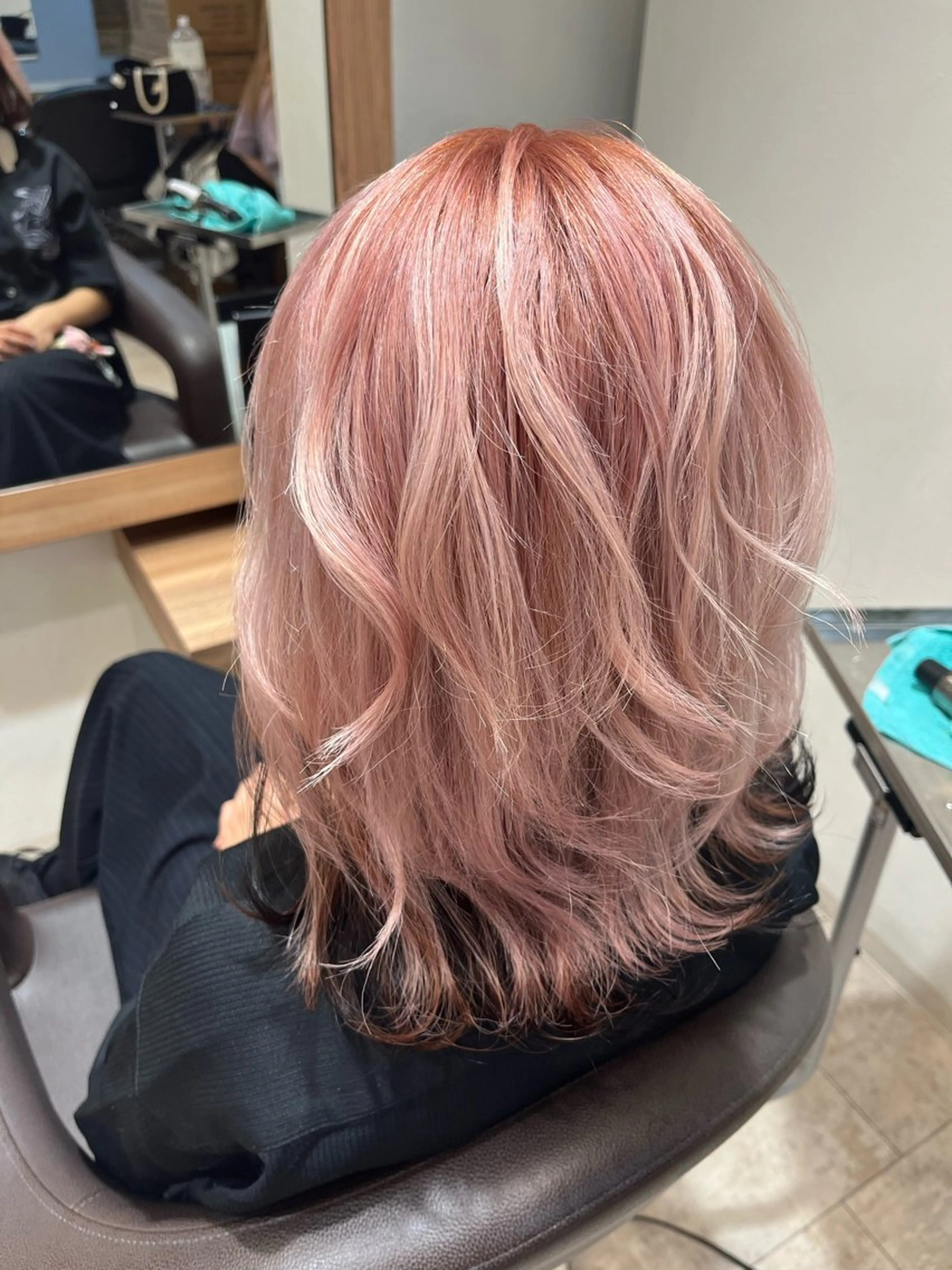 ミディアム カラー ピンクカラー 尾崎 百花のヘアスタイル