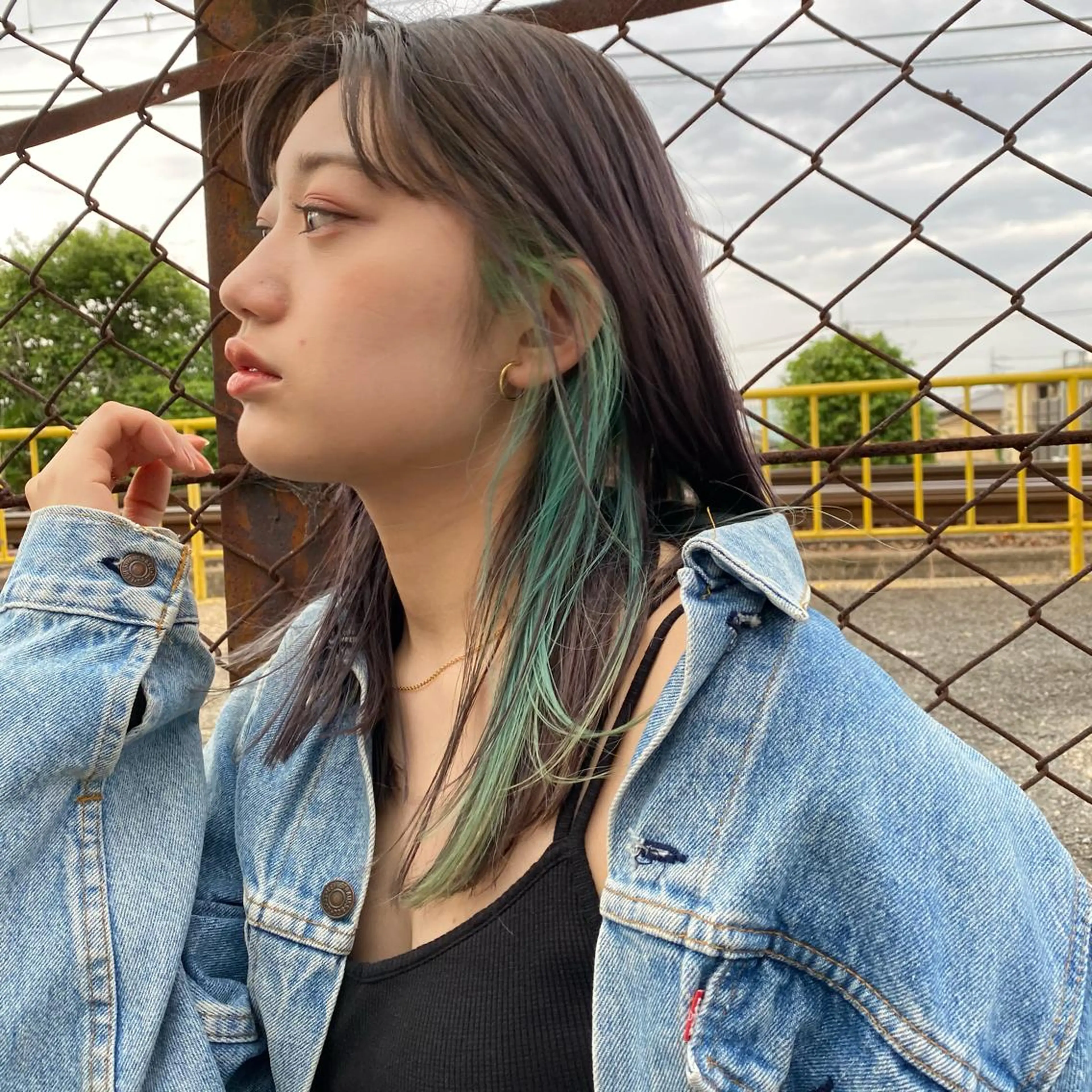 セミロング カラー ヘアアレンジ イヤリングカラー ミント ミントグリーン シルバー 岡村 玲奈のヘアスタイル