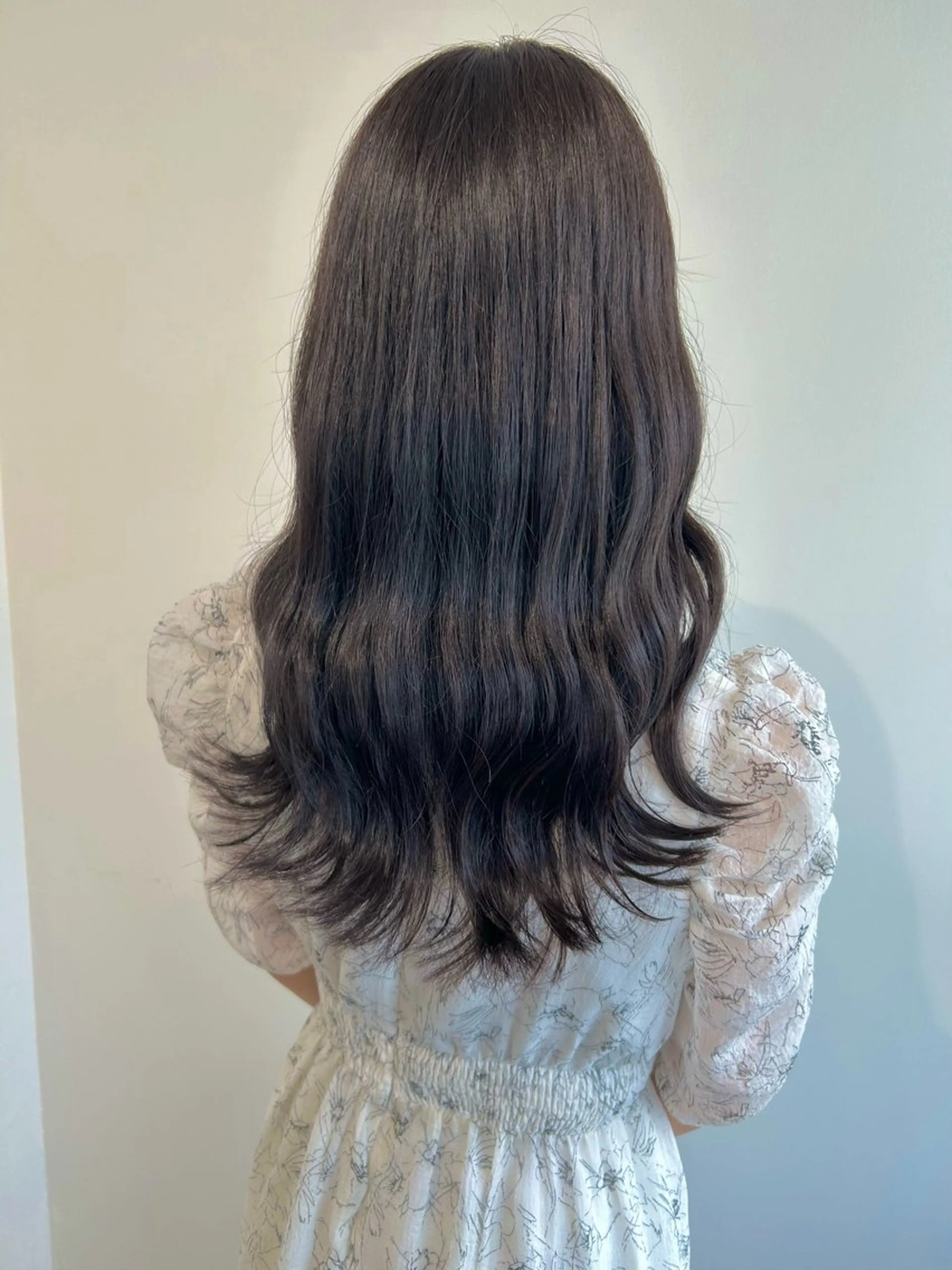 ロング カラー 透明感カラー グレージュ ヘアカラー トリートメント ベージュ/ダブルカラ ー/新潟駅/青柳萌果のヘアスタイル