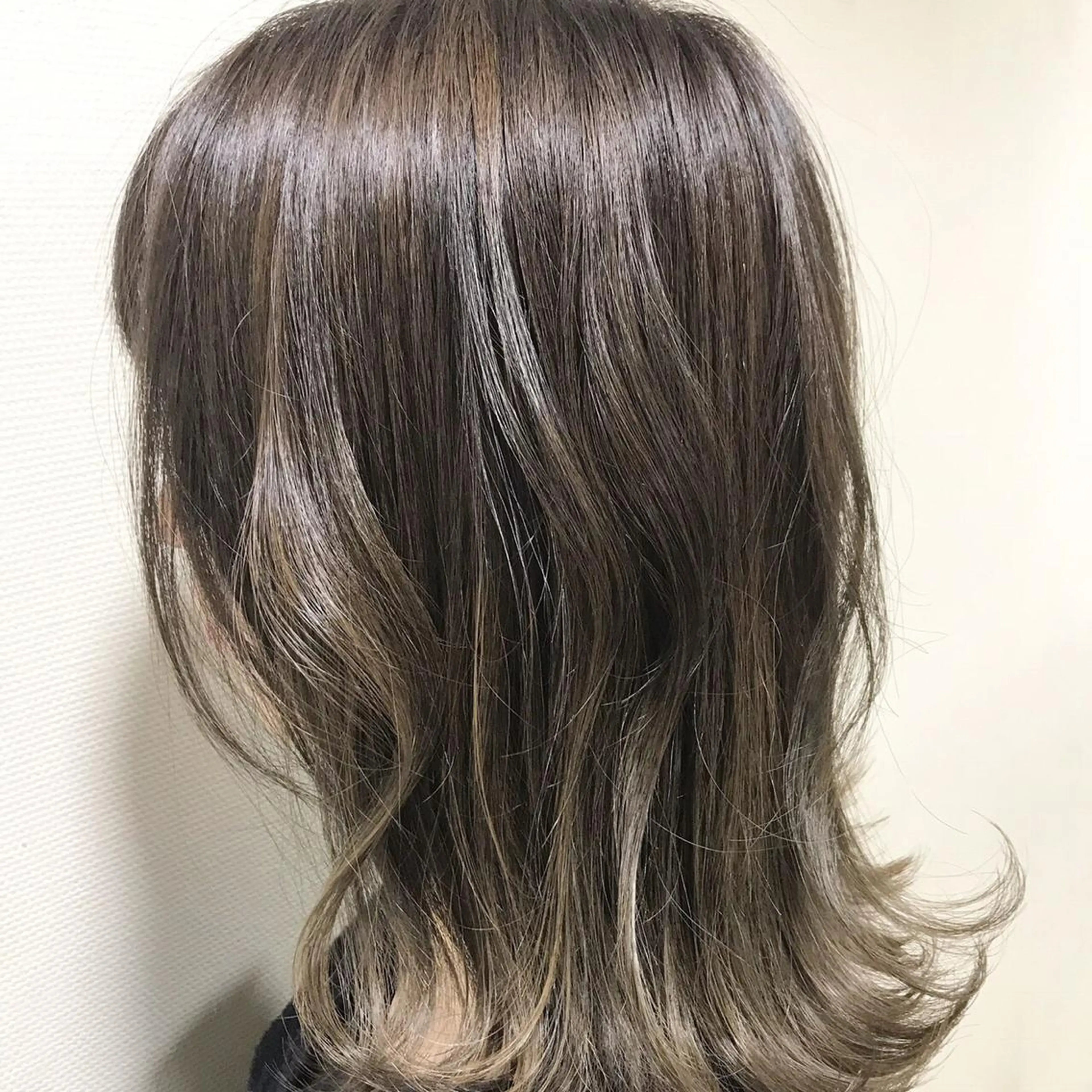 ミディアム カラー アッシュ アッシュグレー アッシュグレージュ グレージュ 外ハネヘア 北川 泰之のヘアスタイル