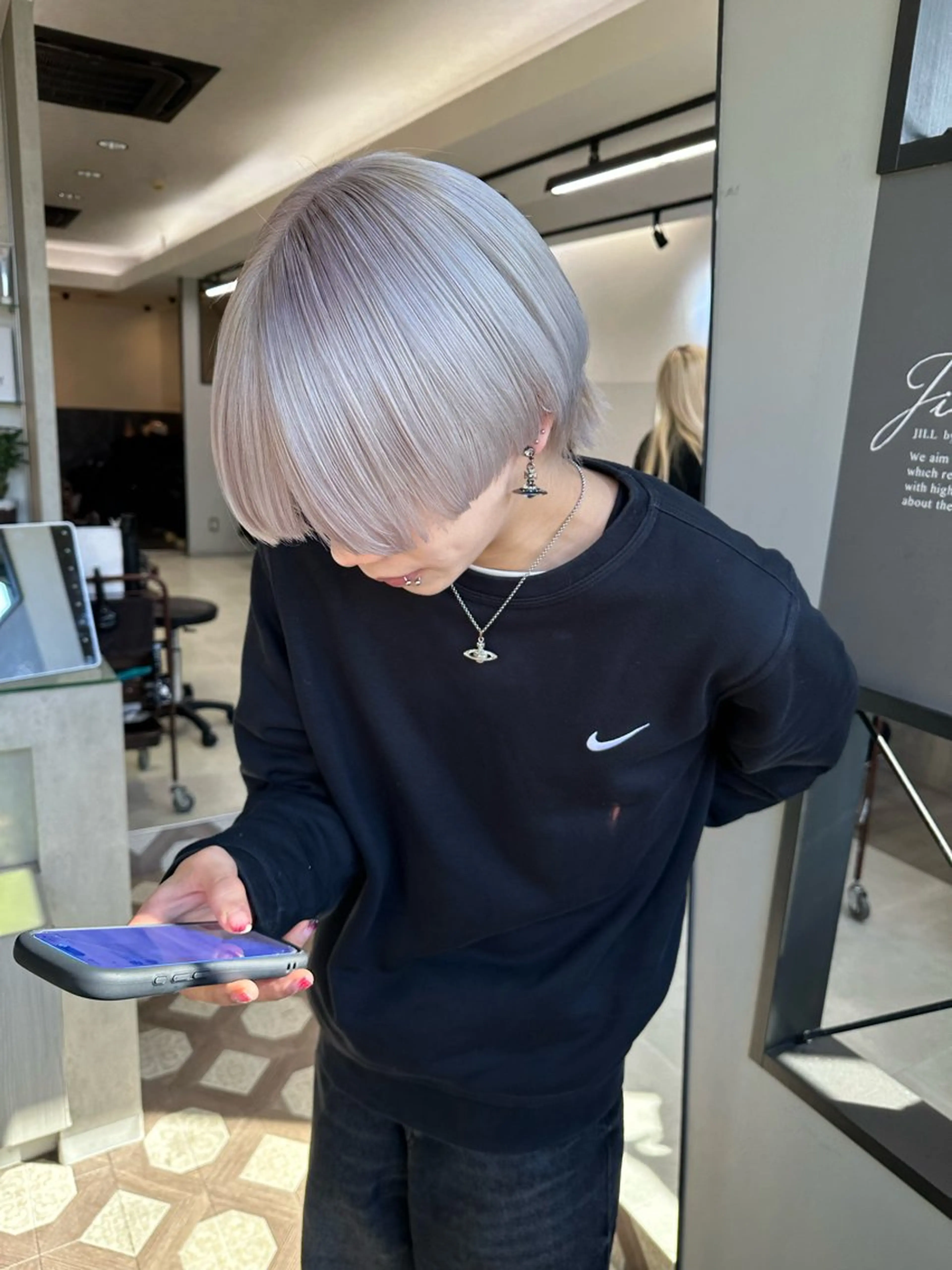 ショート カラー ベージュカラー ブリーチ ブラウンカラー 透明感カラー ピンクカラー ヘアカラー AYAKASA 暖色カラー/レイヤーのヘアスタイル