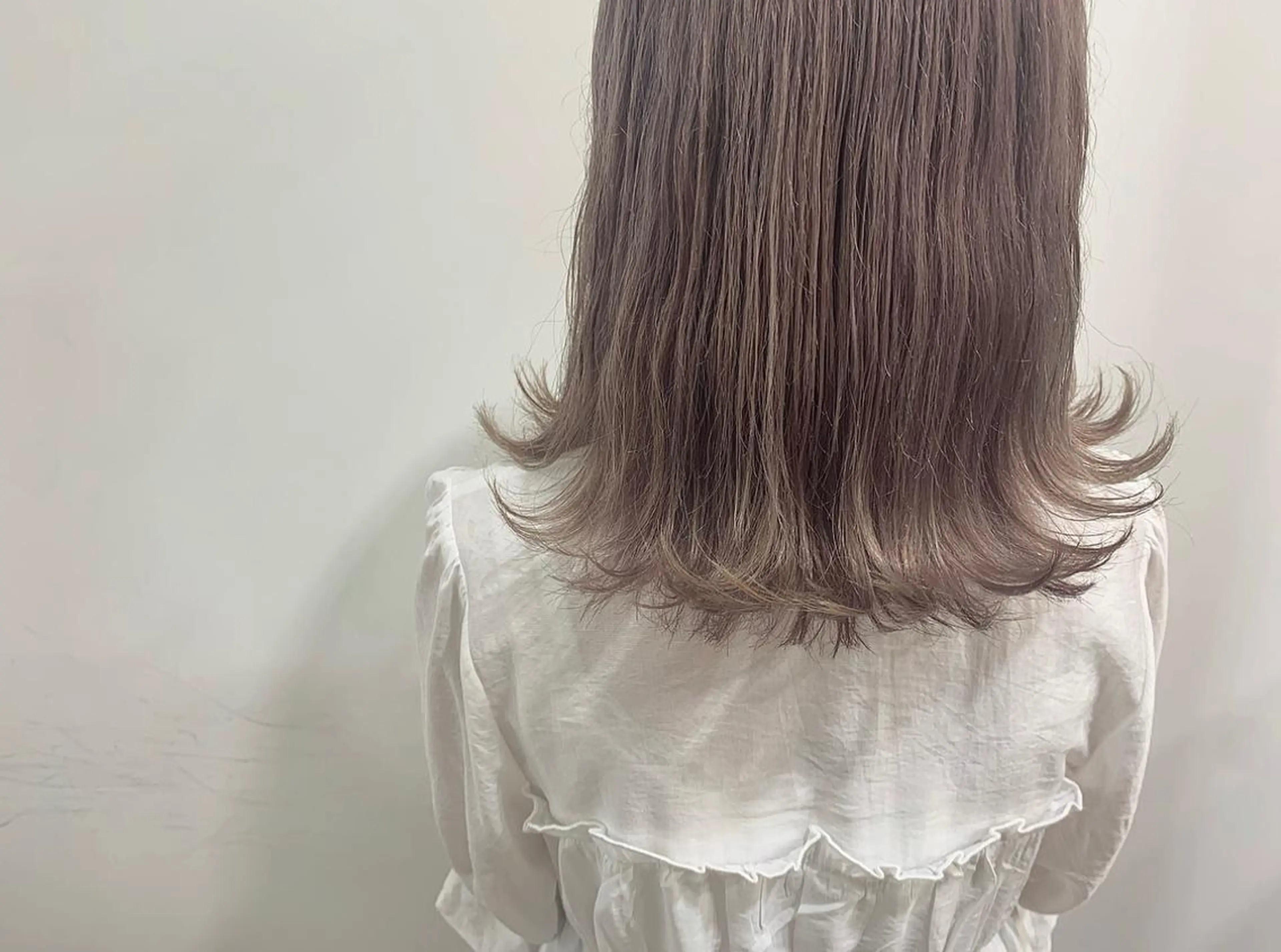 ミディアム カラー ヘアアレンジ ブリーチ グレージュ ラベンダーカラー ラベンダーグレージュ ラベンダーグレー ヘアカラー たかいわ みきのヘアスタイル