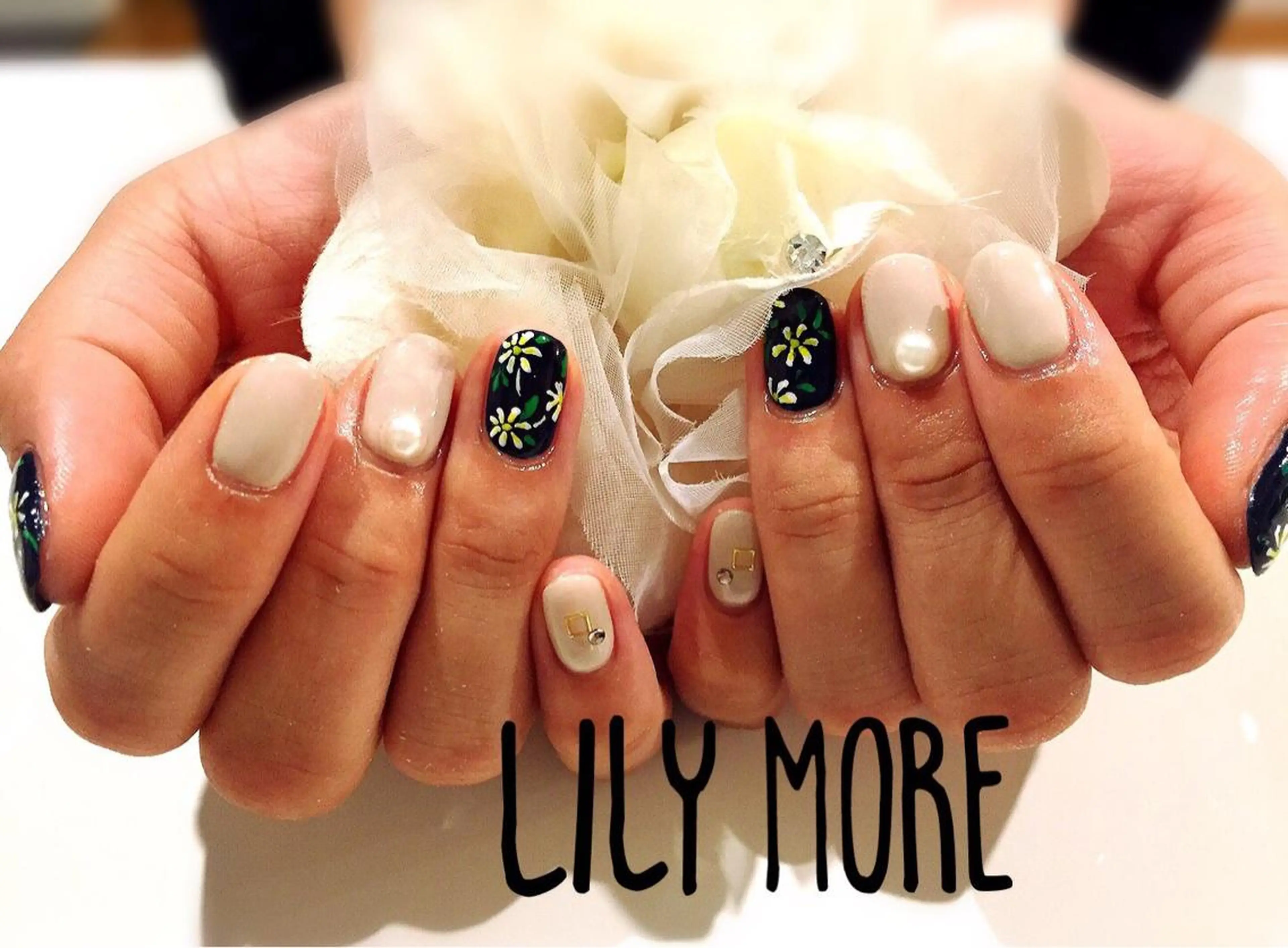 ネイル フラワーネイル シンプルネイル Lily closetのネイルデザイン