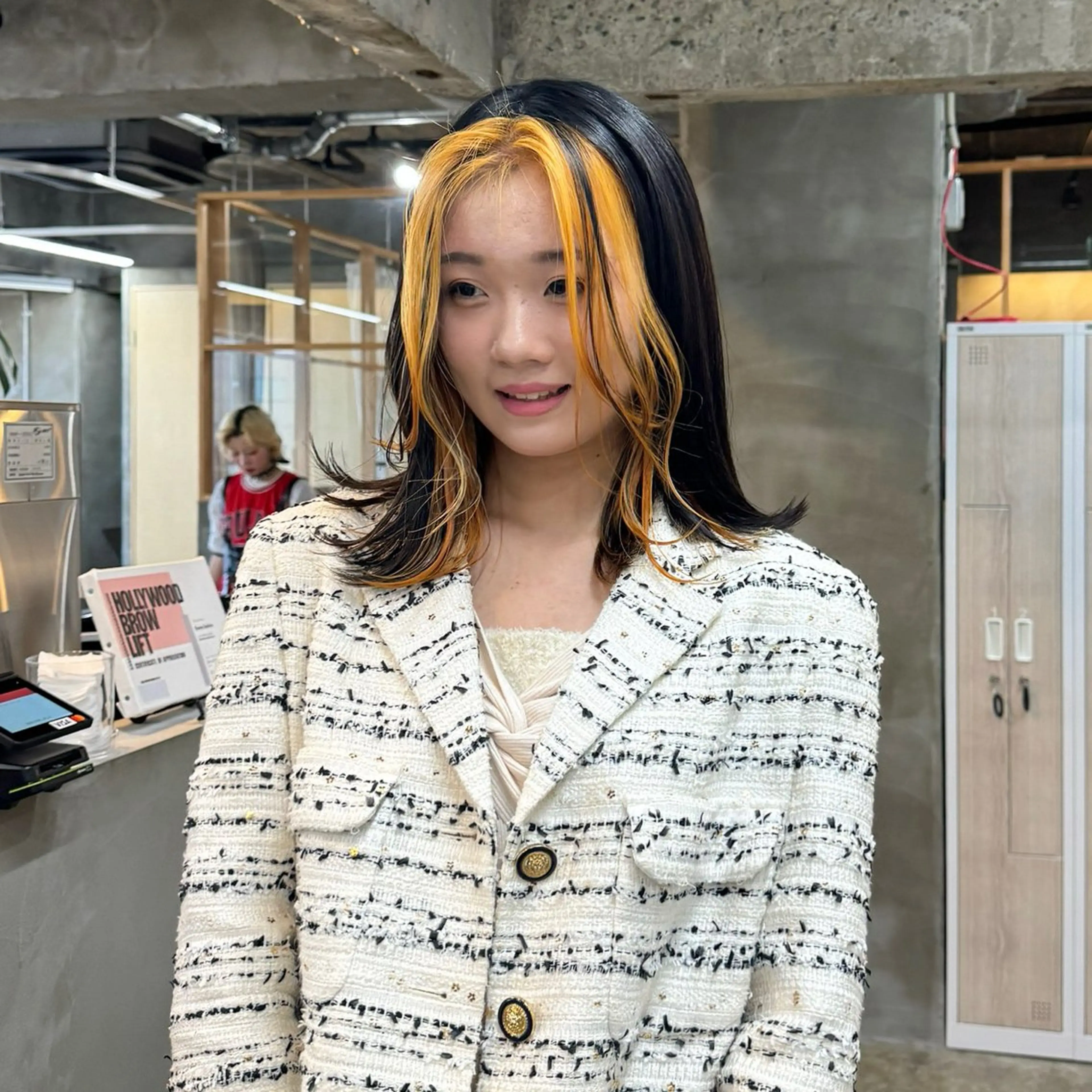 ミディアム ミストバング 茜璃/ブリーチカラー /レイヤーカットのヘアスタイル