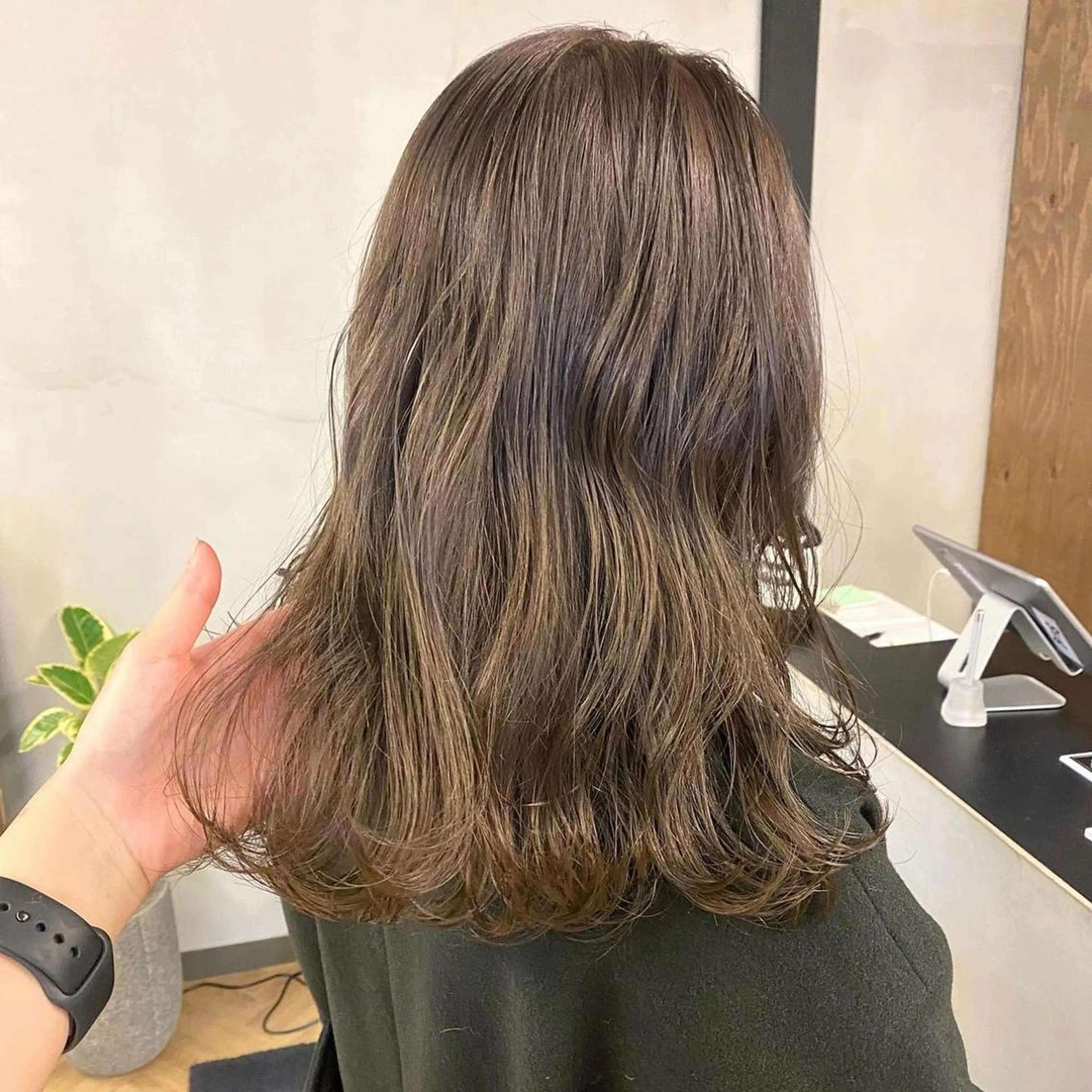 セミロング カラー パーマ ヘアアレンジ メンズ キッズ ネイル マツエク・マツパ アイブロウ カット ヘアカラー 前川 朋香のヘアスタイル