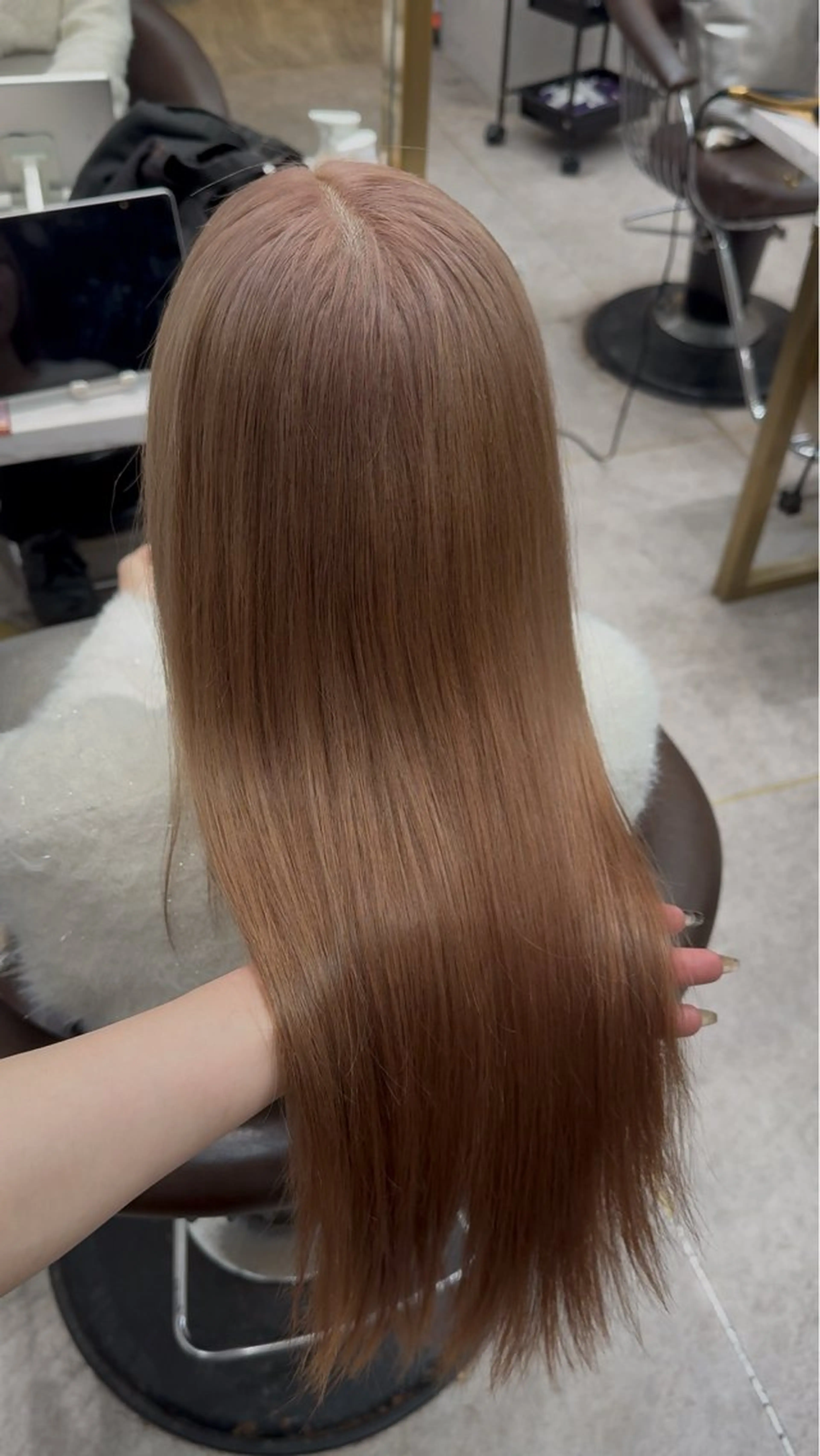 セミロング ヘアカラー トリートメント Nanami / ベージュ/グレージュのヘアスタイル