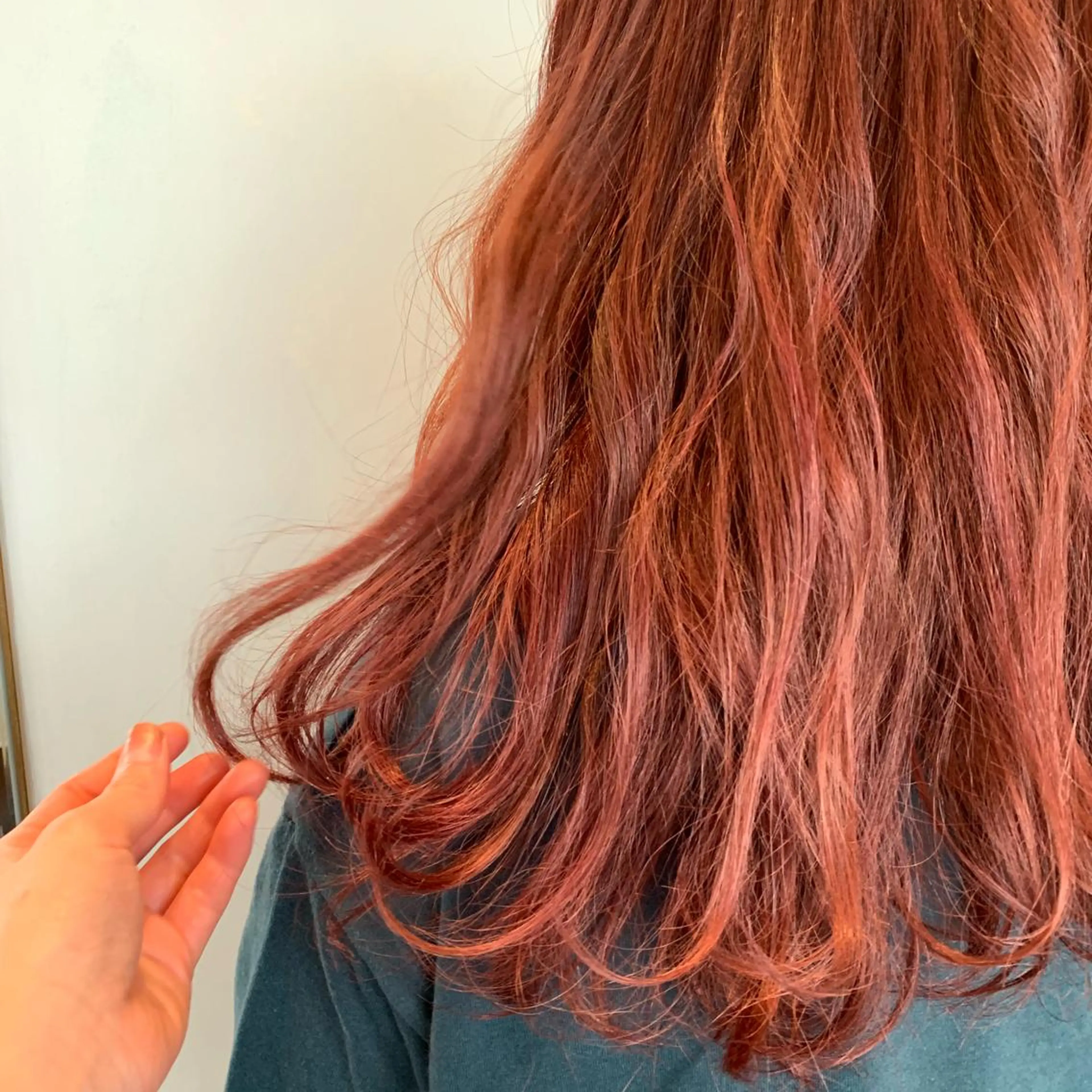 ロング カラー SAKINO． ベージュカラーのヘアスタイル