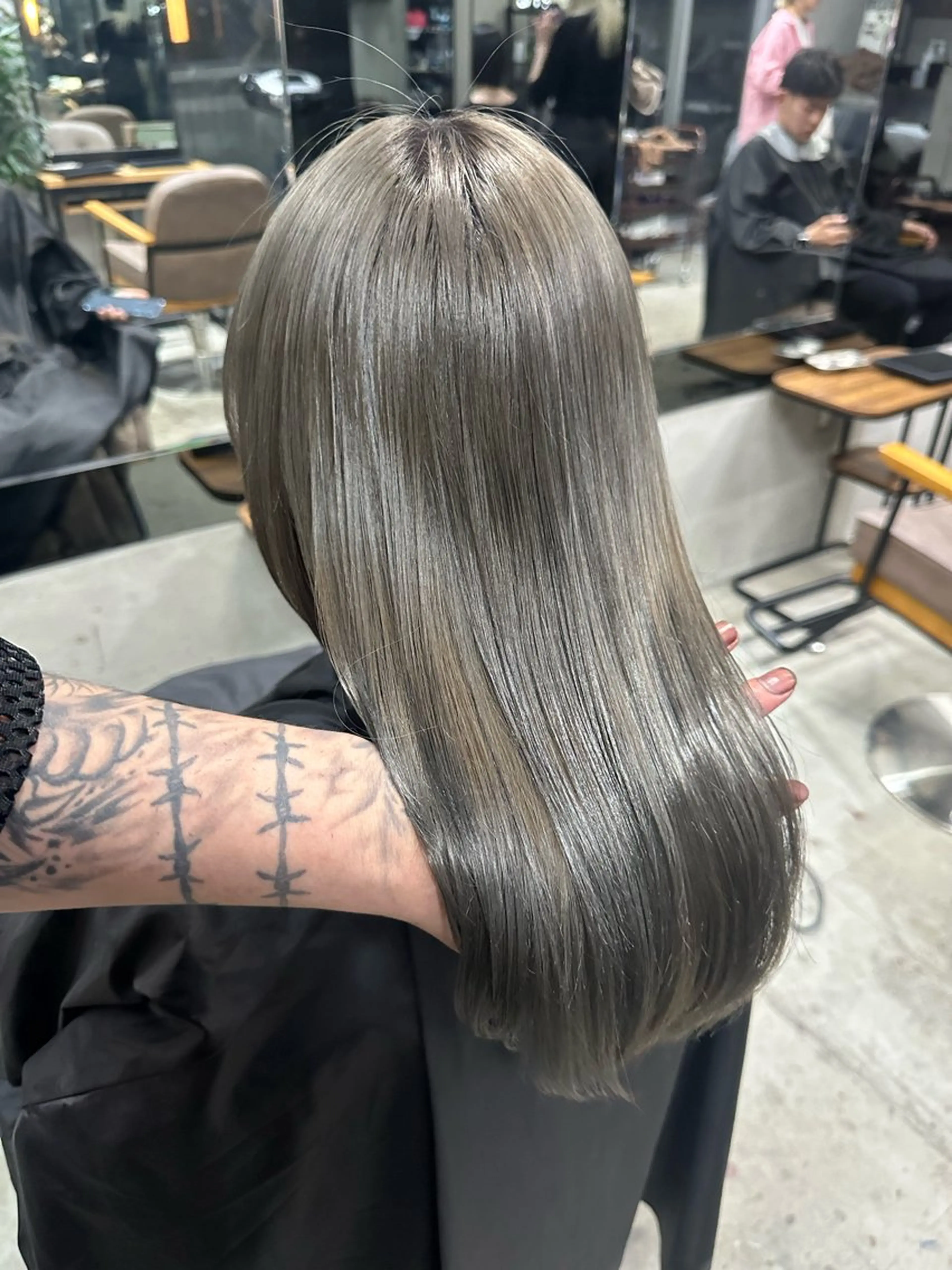 セミロング カラー ベージュカラー オリーブベージュ カット ヘアカラー トリートメント AiM エイム　韓国レイヤーのヘアスタイル