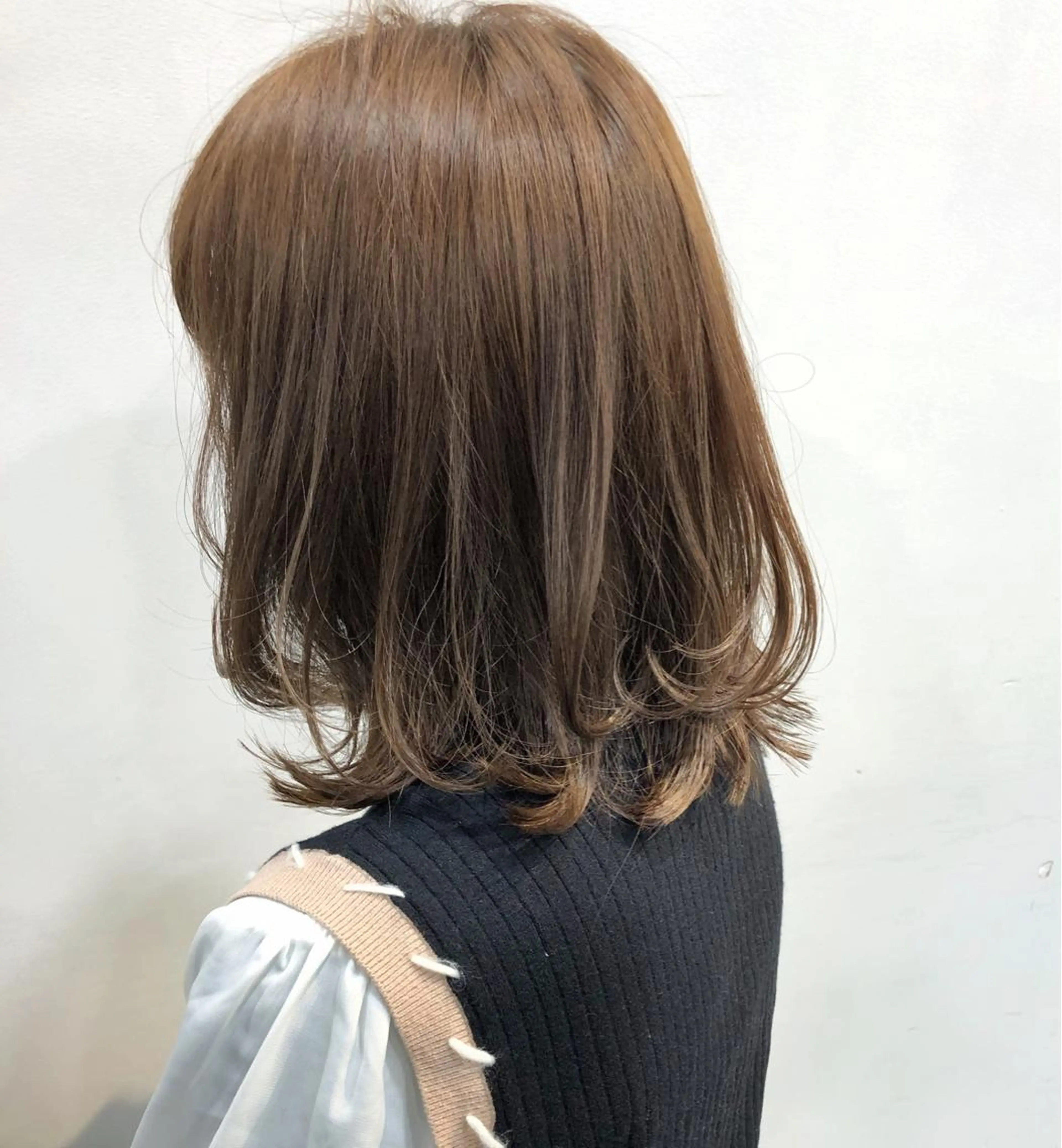 ミディアム カラー 切りっぱなしボブ バレイヤージュ ブリーチ ブルーカラー ブルージュ カット ヘアカラー 徳本 駿太のヘアスタイル