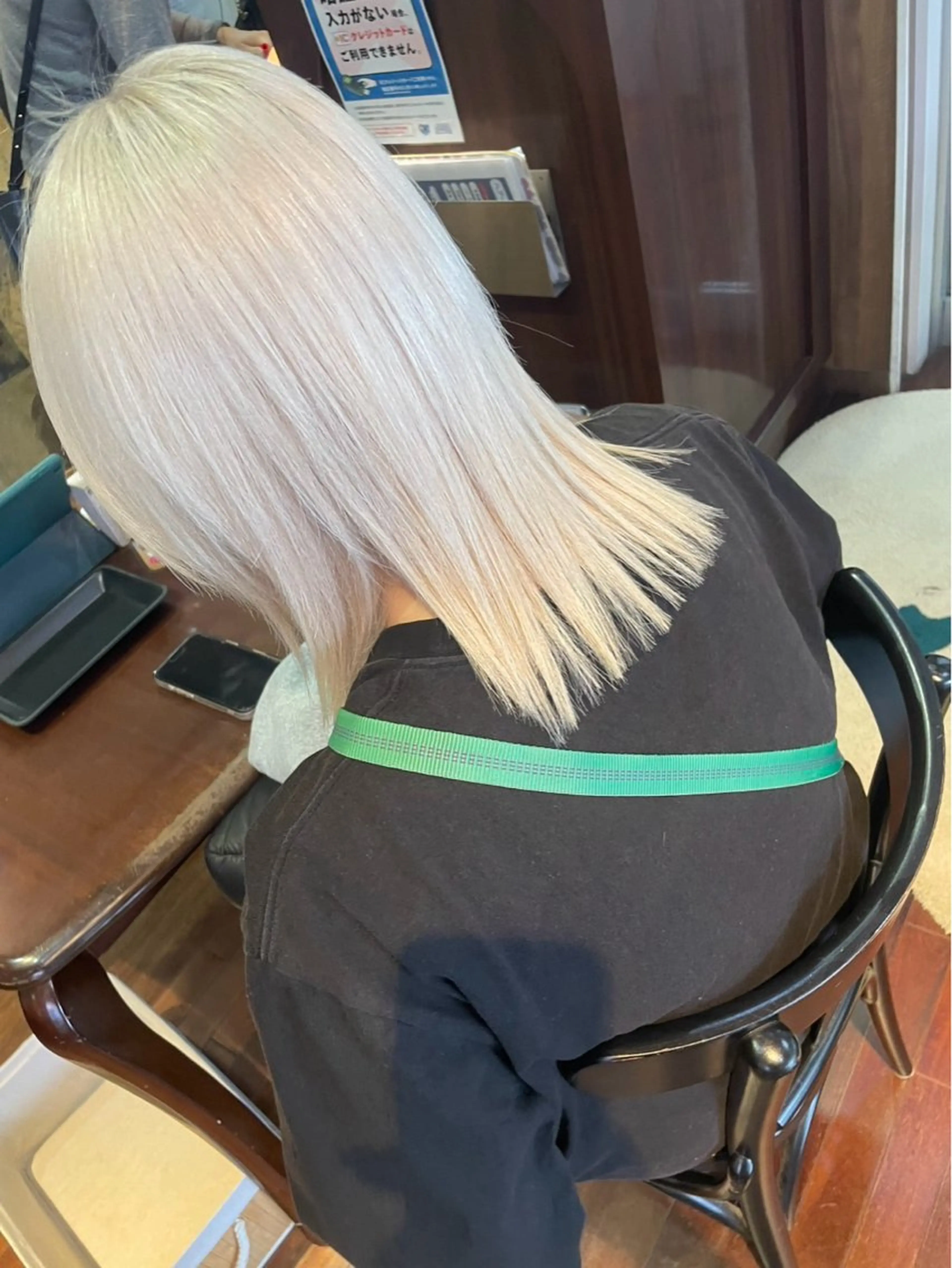 セミロング カラー ブリーチ ブロンド ケアブリーチ ハイトーンカラー ホワイトブロンド 福見 美保のヘアスタイル