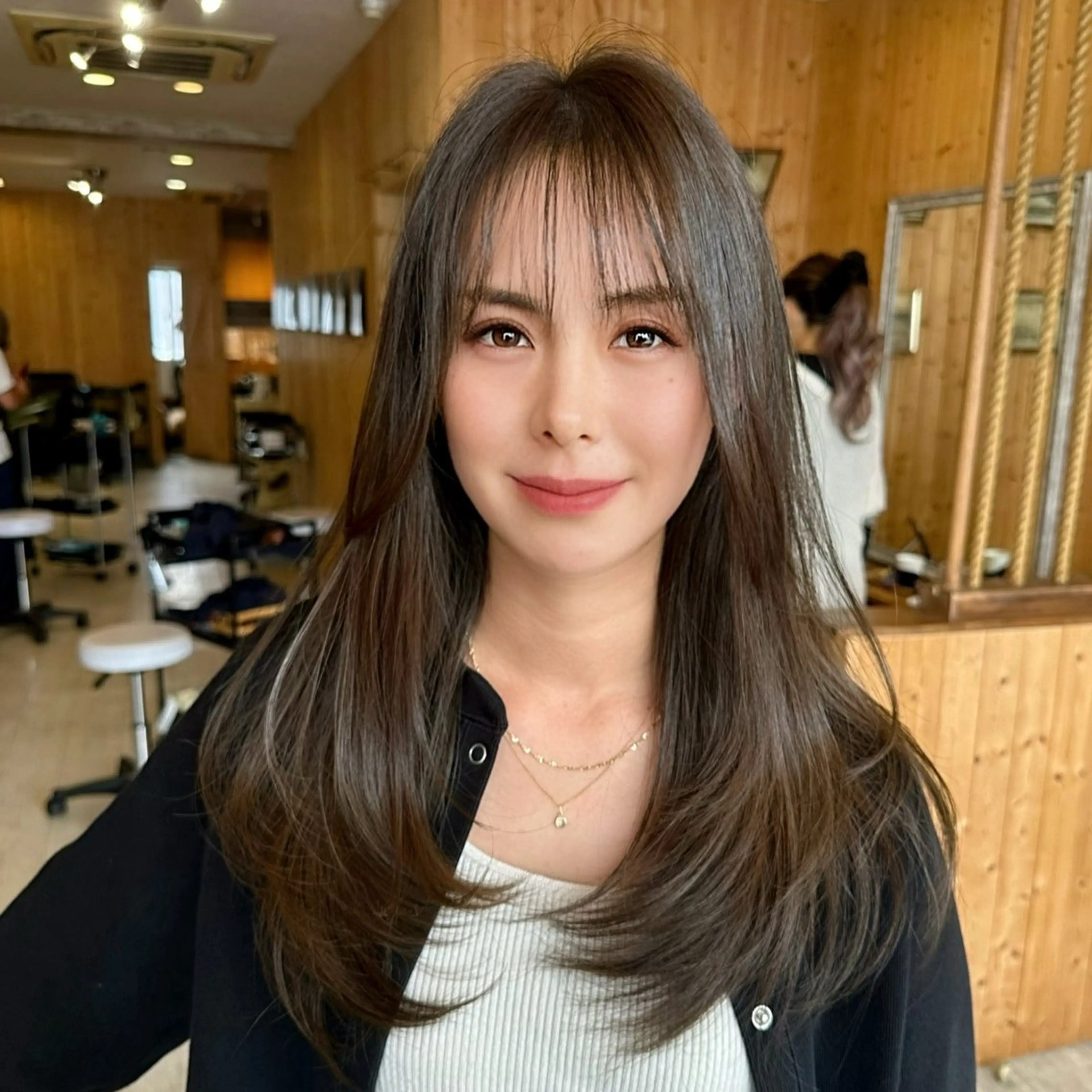セミロング 韓国レイヤー外国人風 透明感カラー髪質改善のヘアスタイル