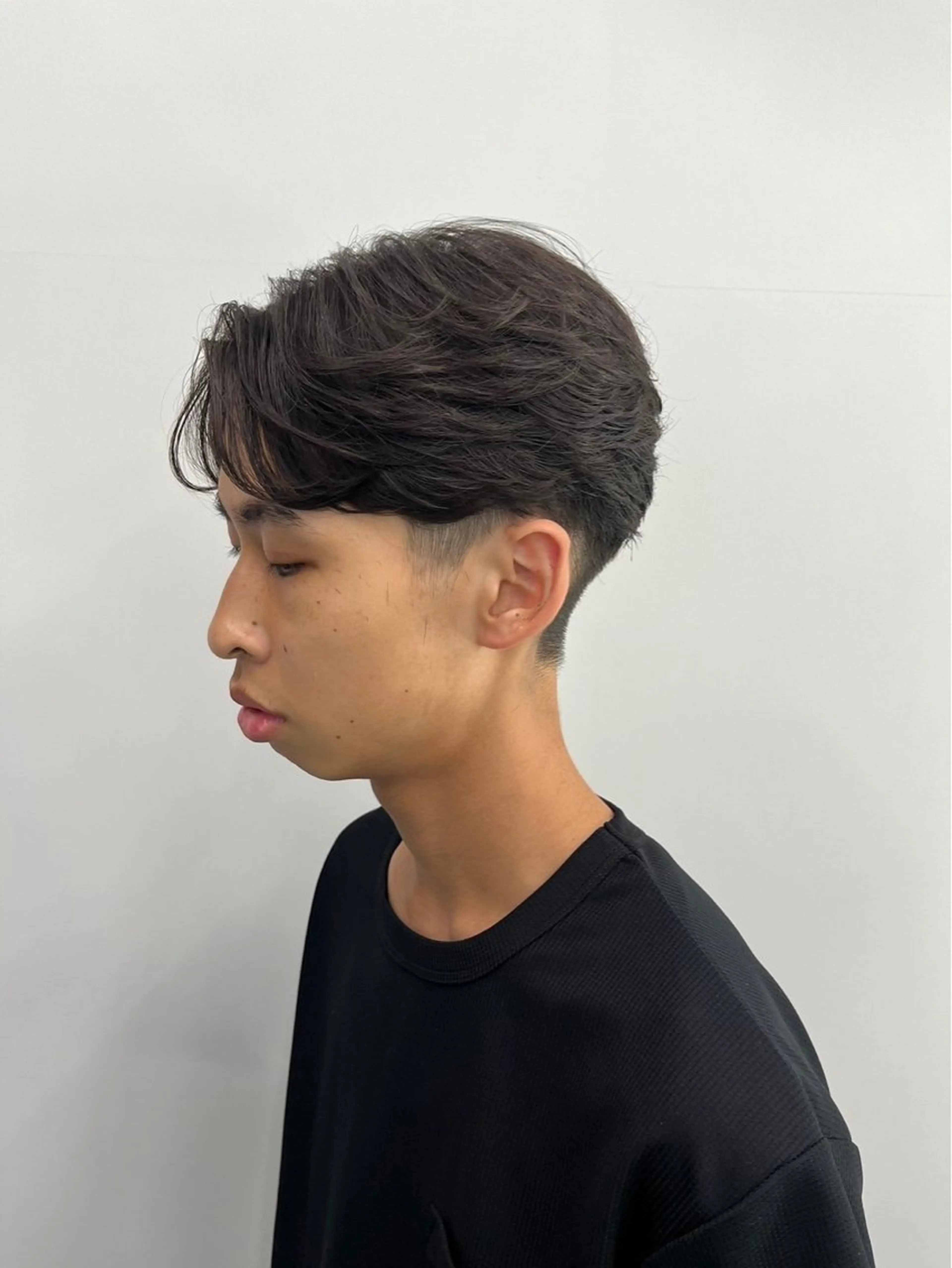 ショート パーマ メンズ センターパート フェザーパーマ メンズパーマ ニュアンスパーマ 坂本響 メンズカット/パーマのヘアスタイル