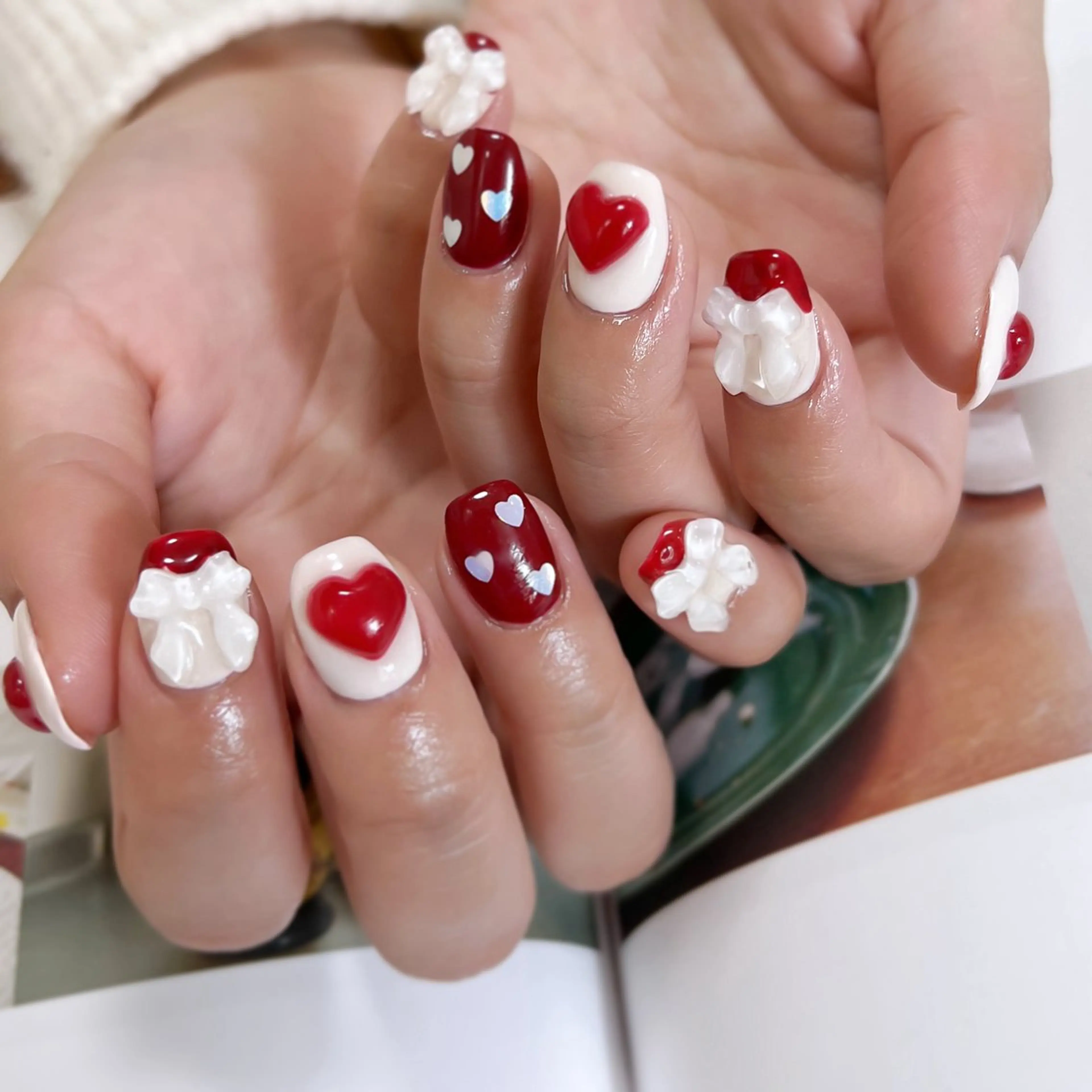 ネイル ハート ぷっくりネイル 赤色 バレンタイン ホワイト ハンドネイル pointillé .ayaのネイルデザイン
