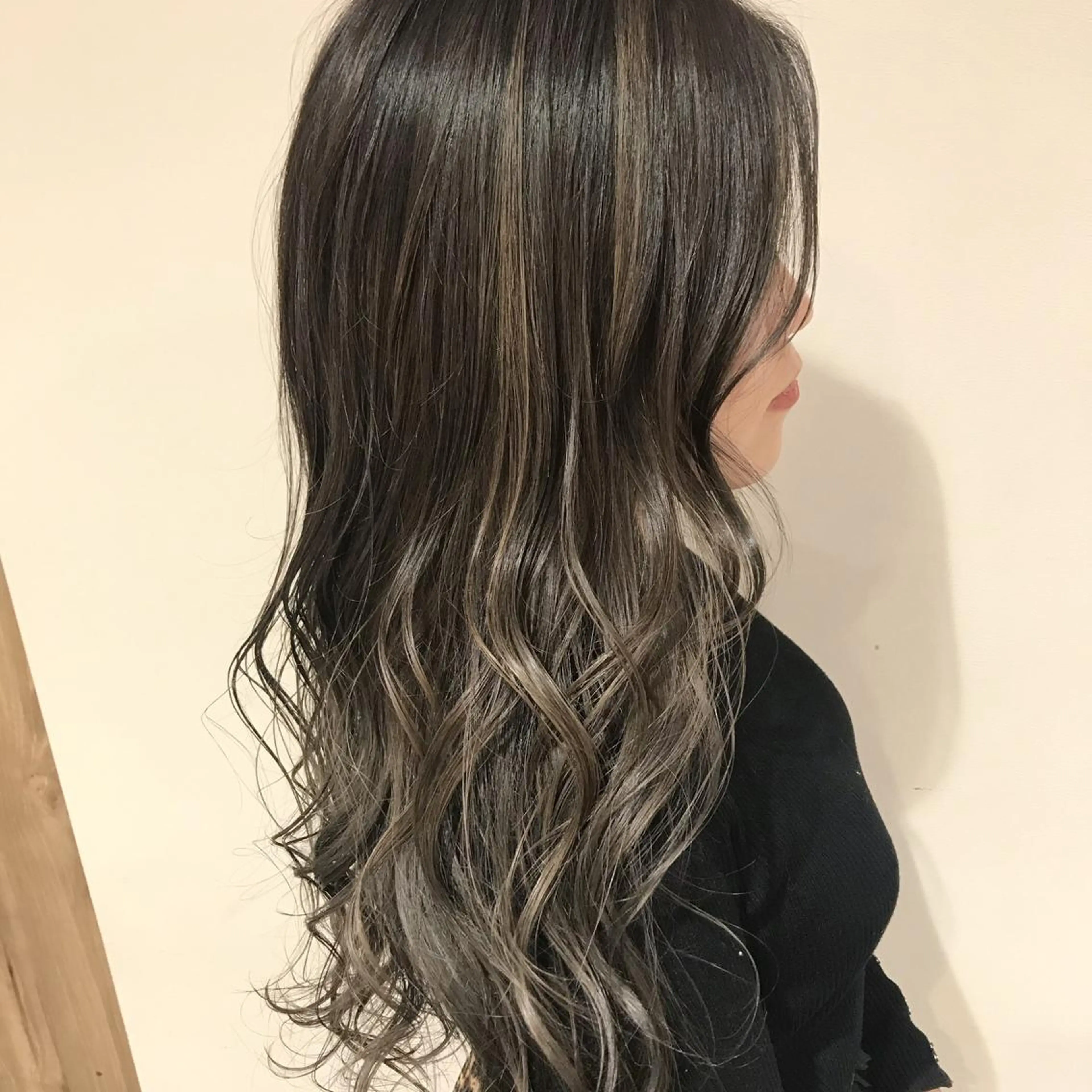 セミロング カラー アッシュ アッシュグレー アッシュグレージュ バレイヤージュ ベージュカラー 髪質改善カラー韓国風 レイヤーtudaのヘアスタイル