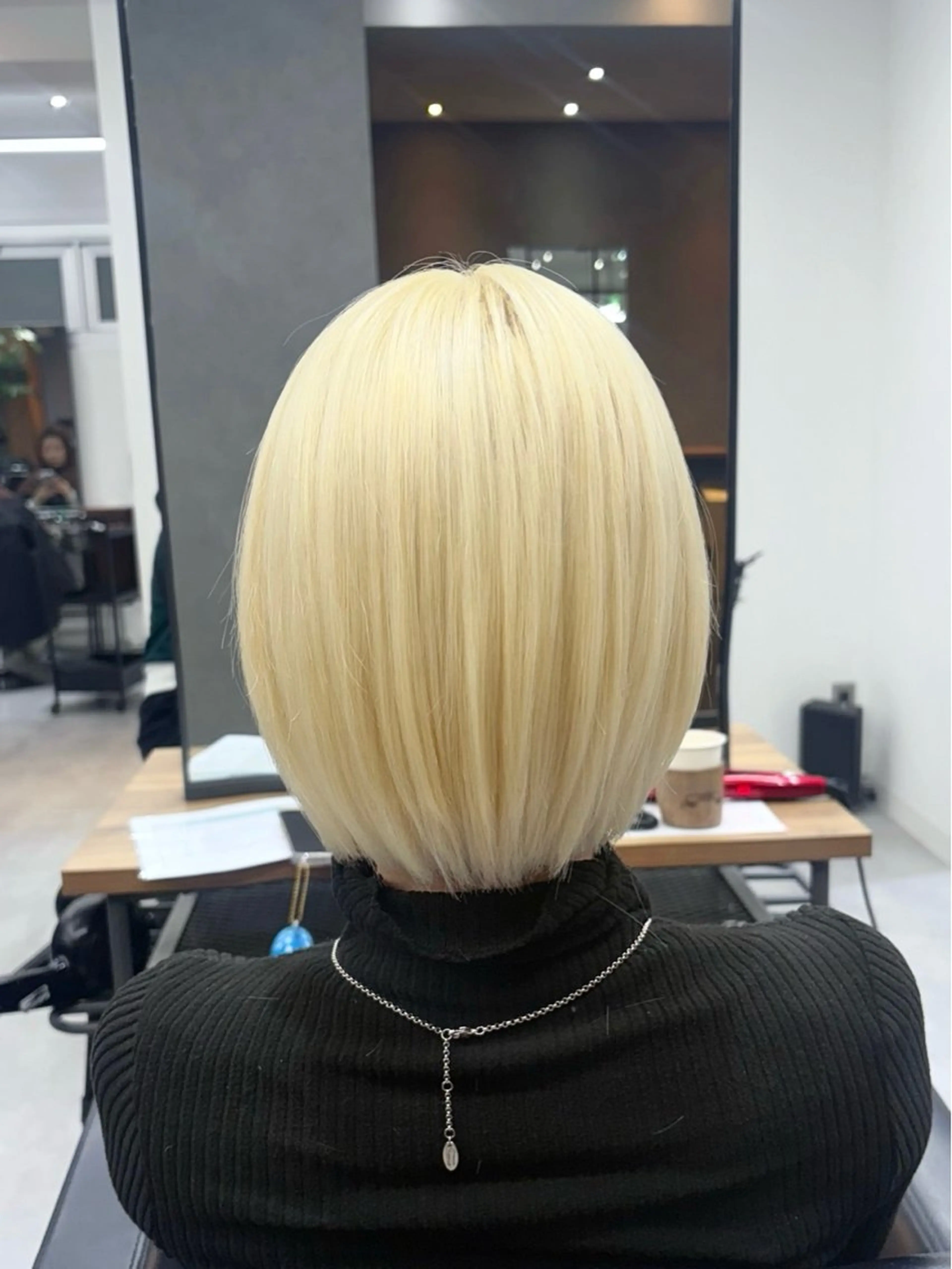 ショート カラー ブリーチ 抜きっぱなしブロンド ヘアカラー ENA💗NEXT /ハイトーンエクステのヘアスタイル
