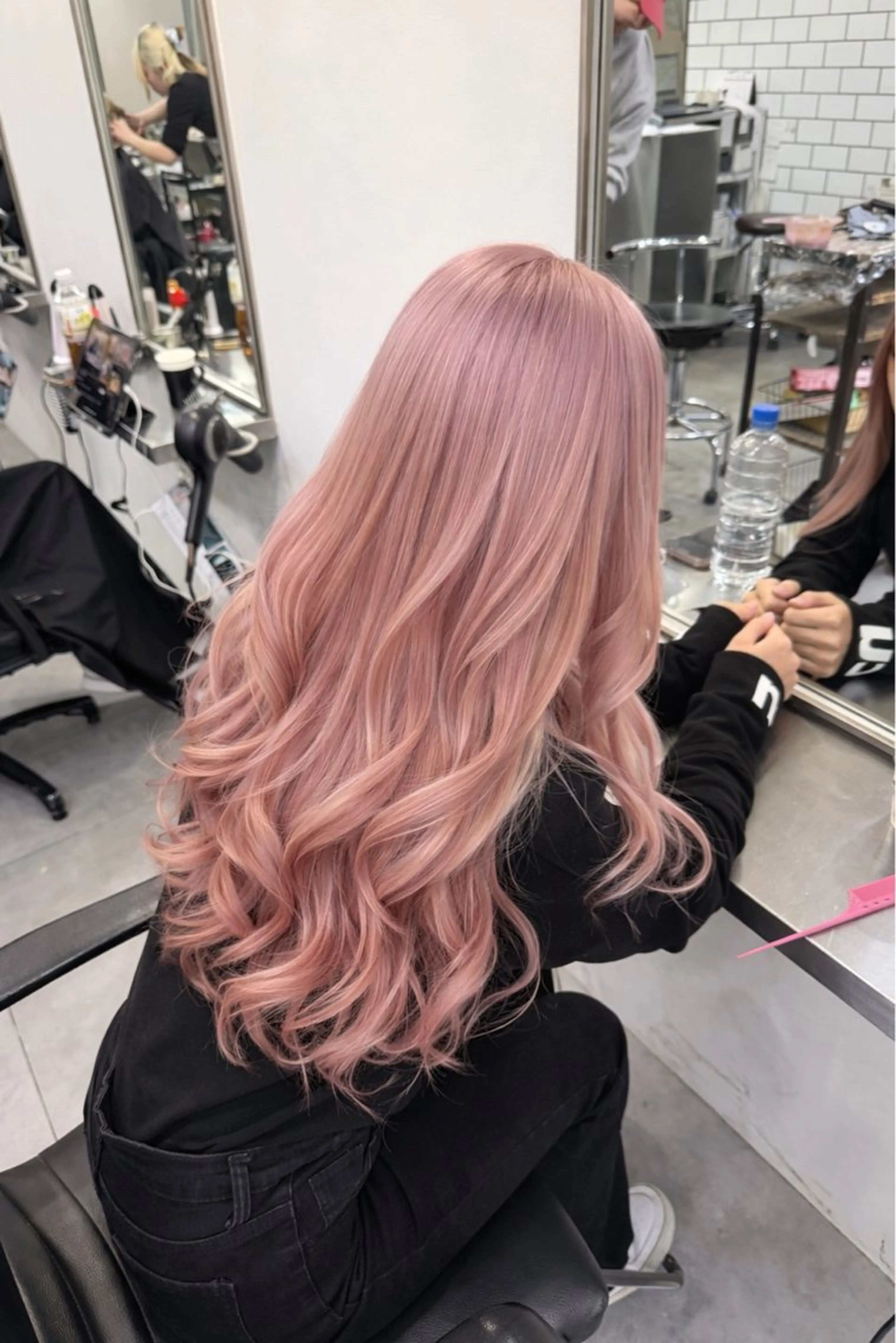 ロング カラー ベージュカラー ブリーチ 透明感カラー ハイトーンカラー ピンクカラー 蔭山 幸奈のヘアスタイル