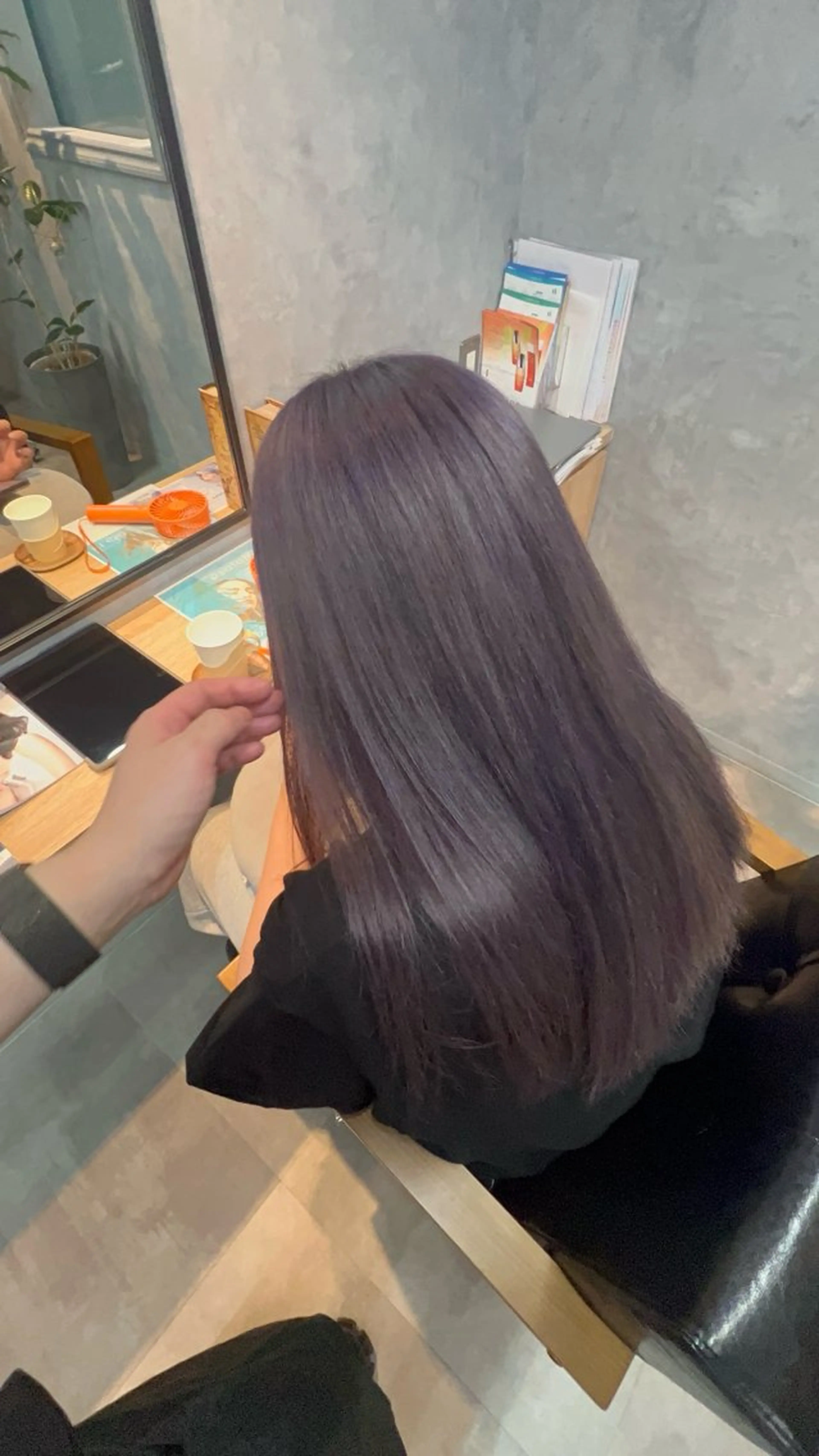 ロング motoトップカラー リスト/ブリーチカラのヘアスタイル