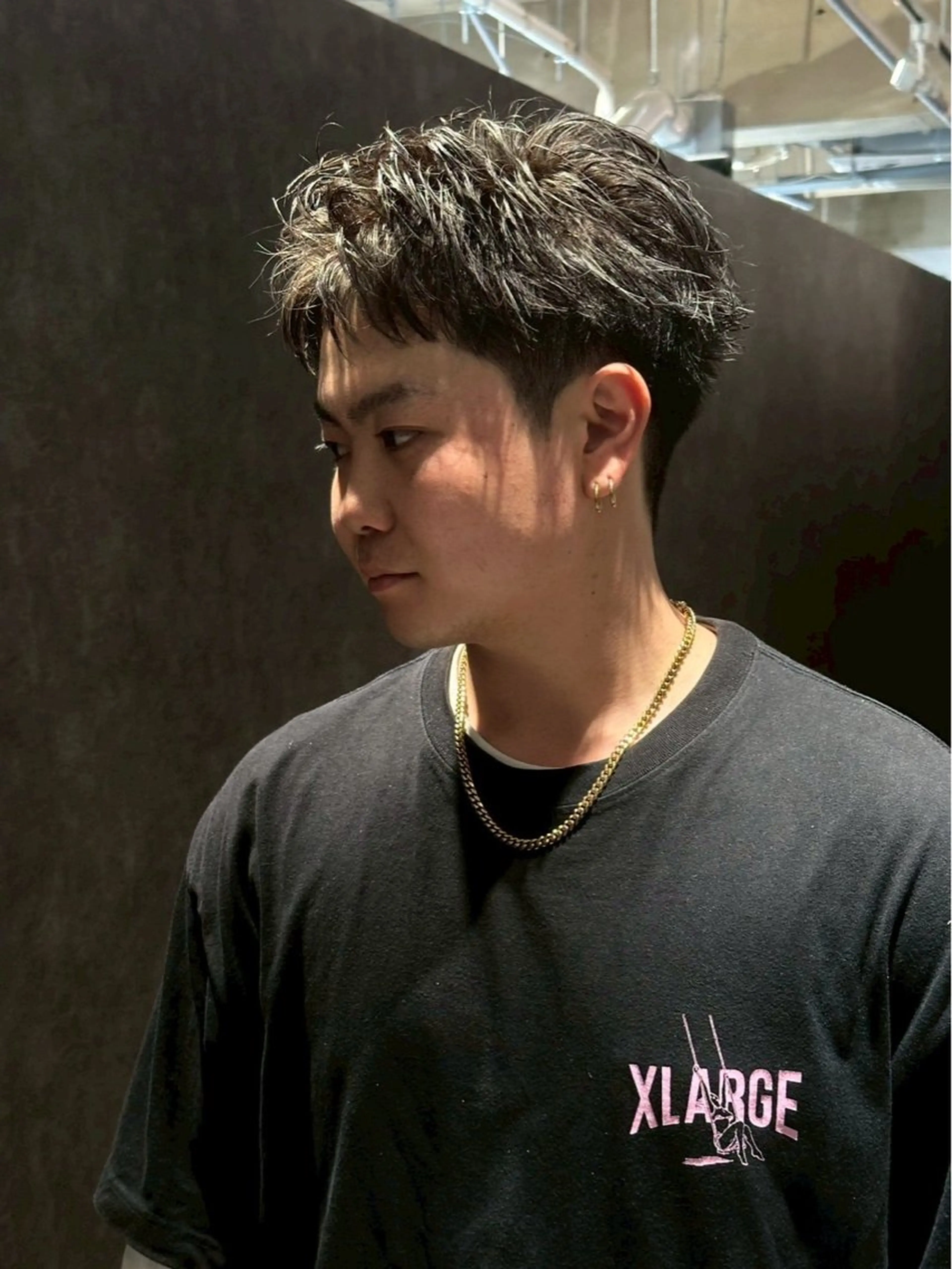 ショート パーマ メンズ メンズブリーチ センターパート フェードカット フェザーパーマ メンズハイライト カット 金山駅前/メンズ パーマ/真柄 恒輝のヘアスタイル