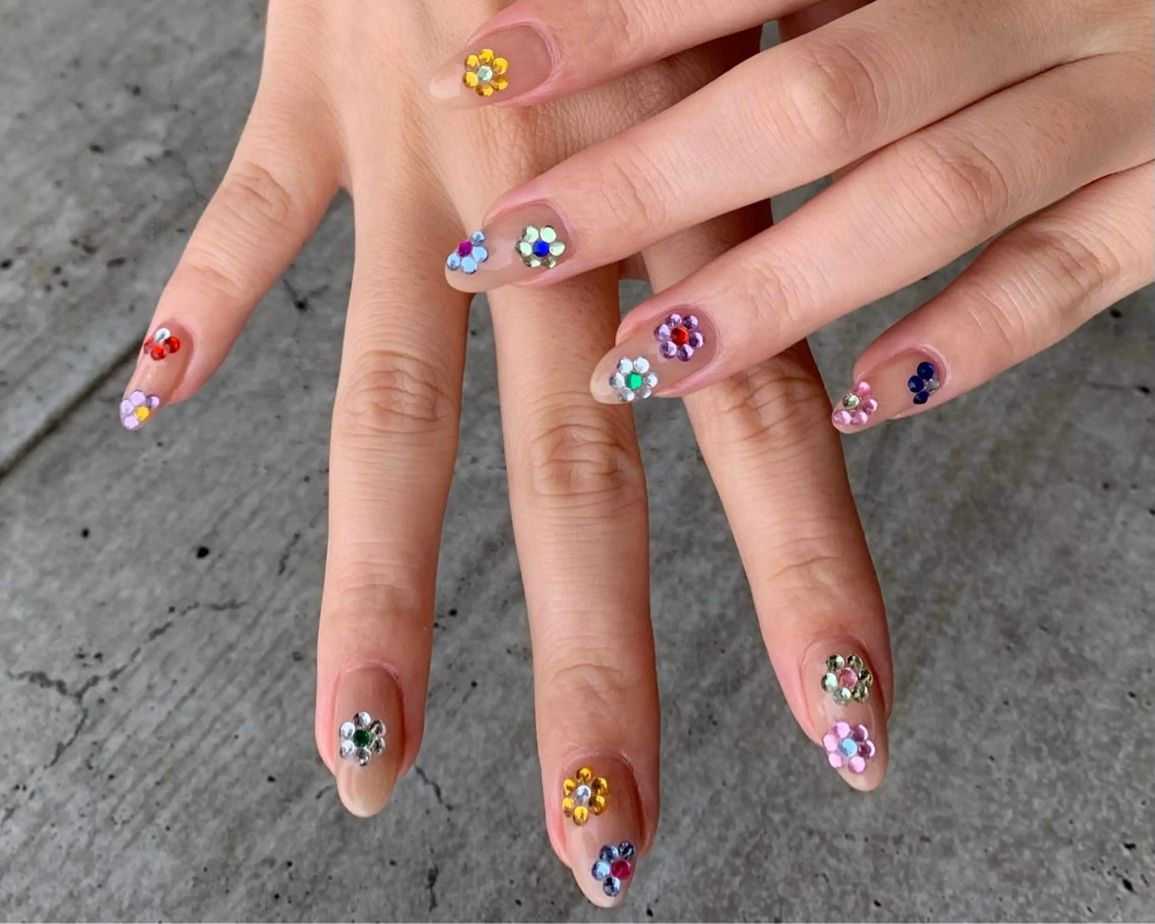 ネイル ストーンネイル ハンドネイル YUKIMO🍎名駅 /ニュアンスのネイルデザイン