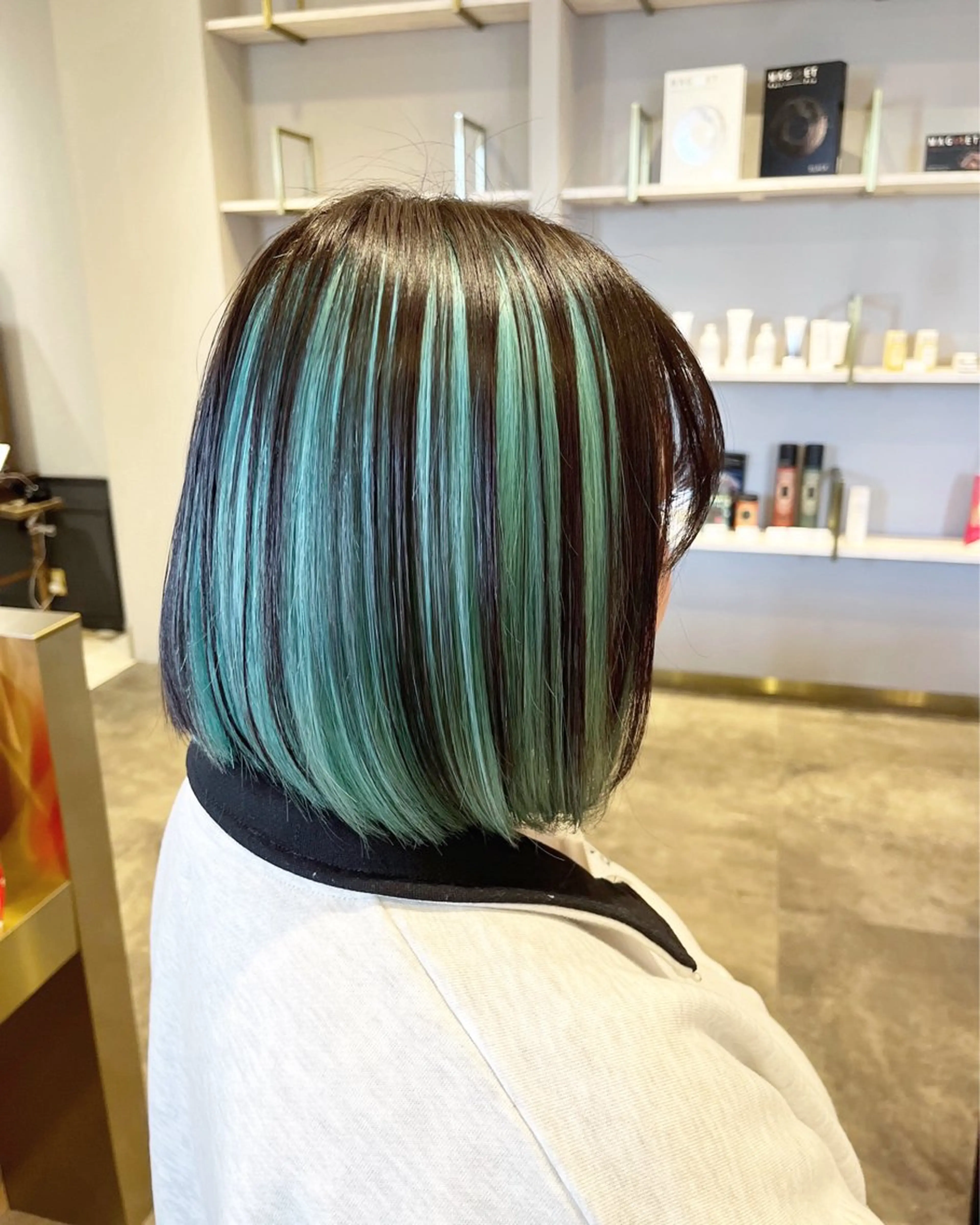 ミディアム カラー 亀井 菜々花のヘアスタイル