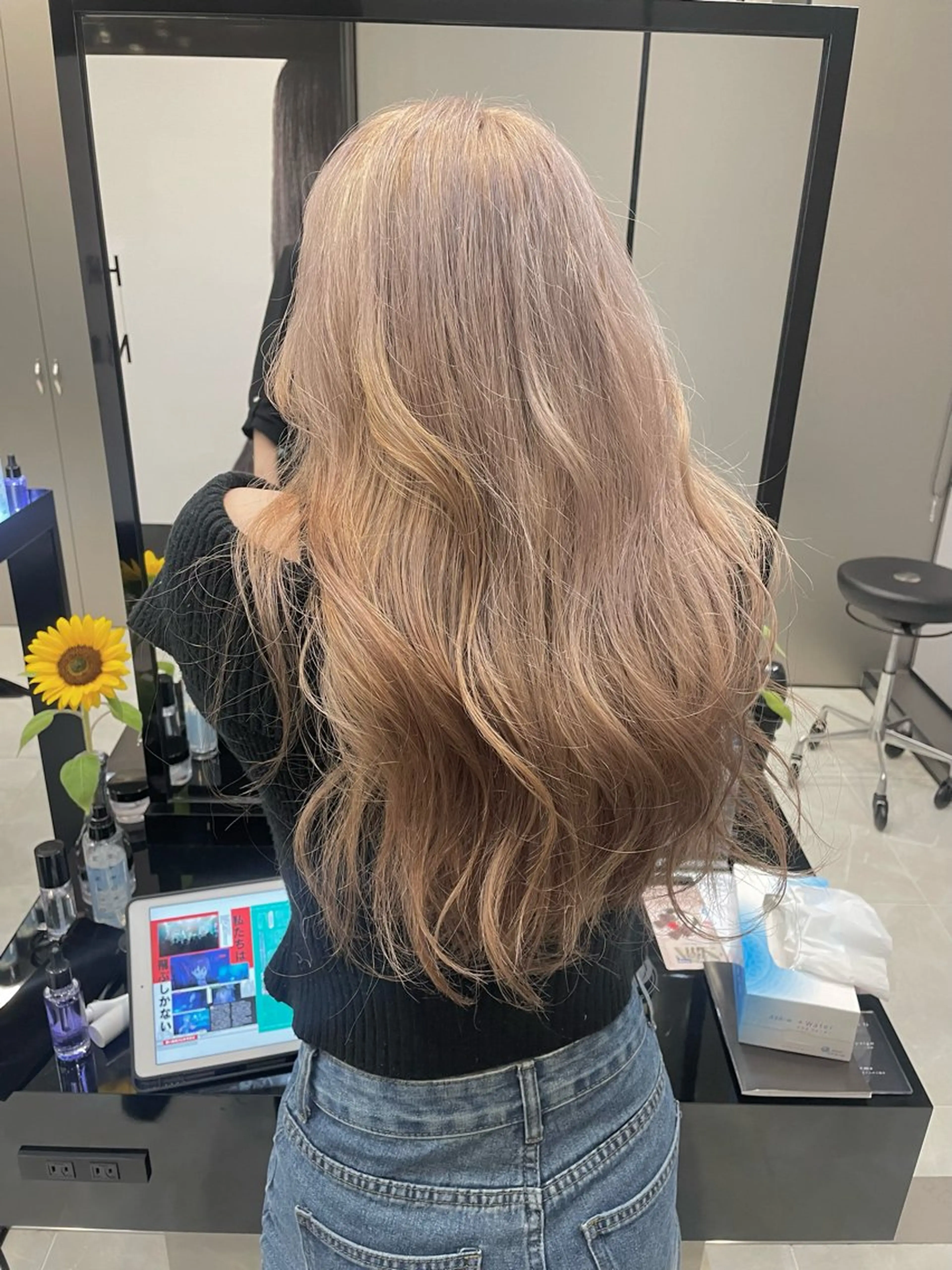 ロング カラー ベージュカラー ラベンダーカラー ホワイトベージュ 秋屋 美々梨のヘアスタイル
