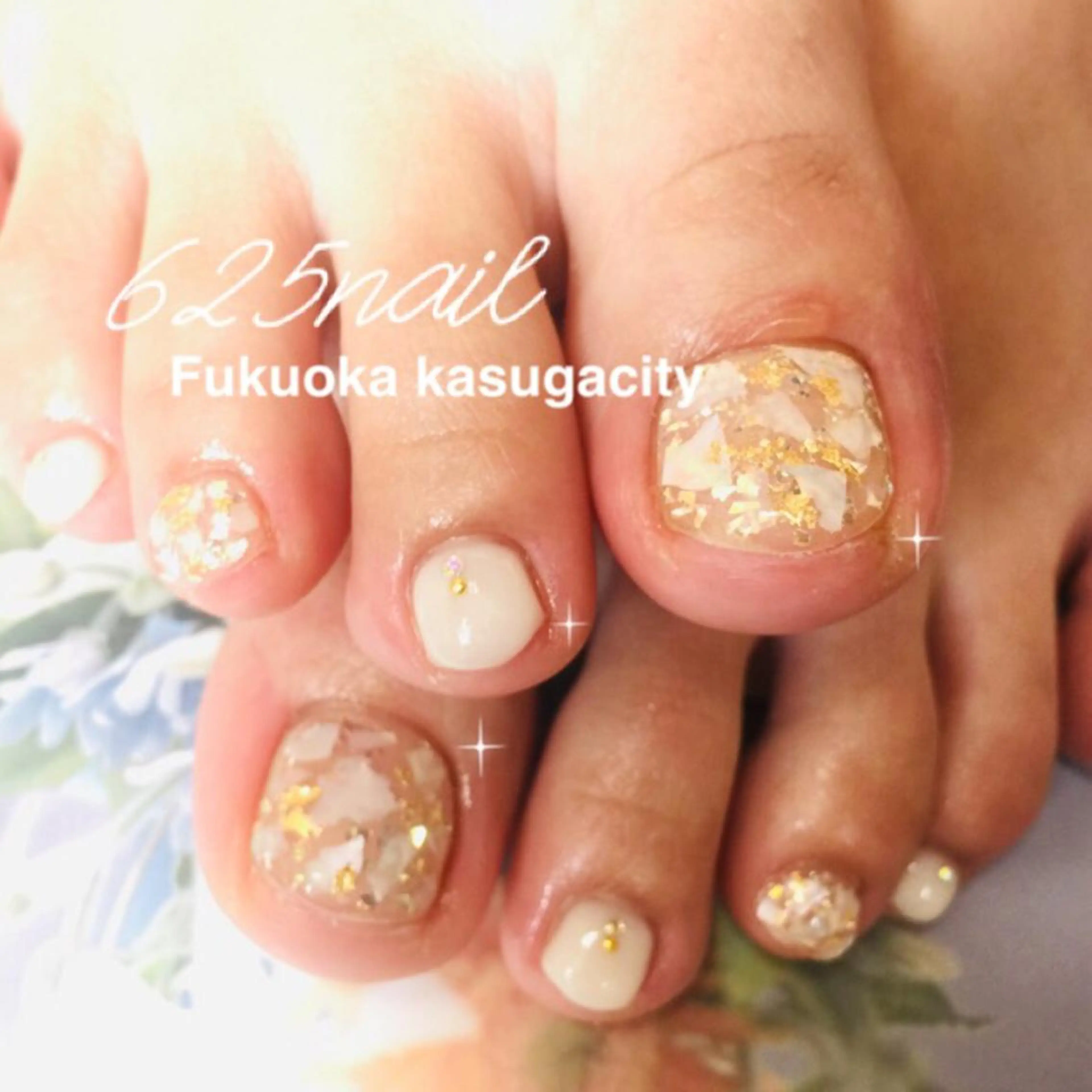 ネイル フットネイル ジェルネイル ゴールド ホワイト フットネイル 625nail 無料P有/春日白水のネイルデザイン
