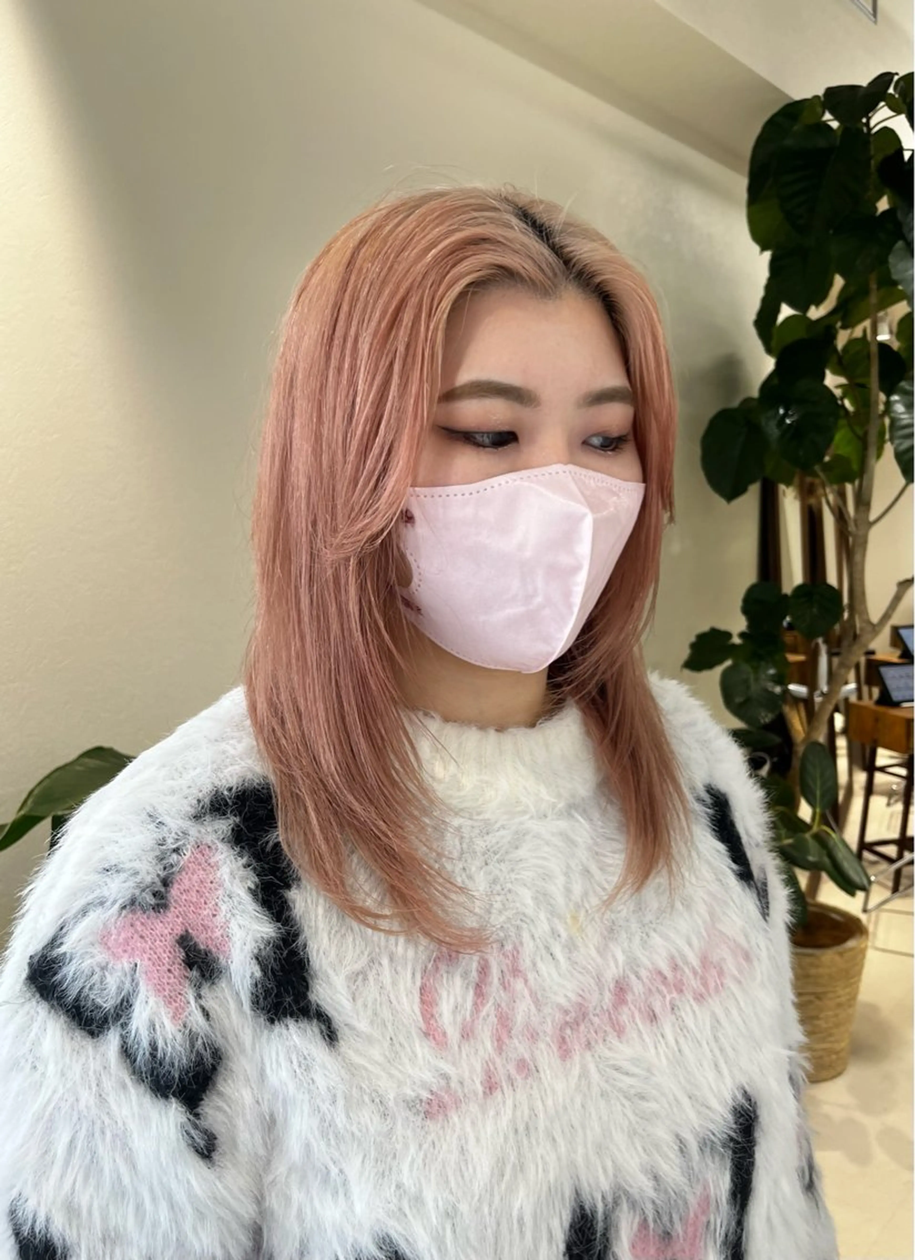 ミディアム カラー ベージュカラー ピンクカラー ピンクベージュ 顔まわりレイヤー レイヤーカット レイヤーカット/ブラ ウンカラー/河野凜のヘアスタイル