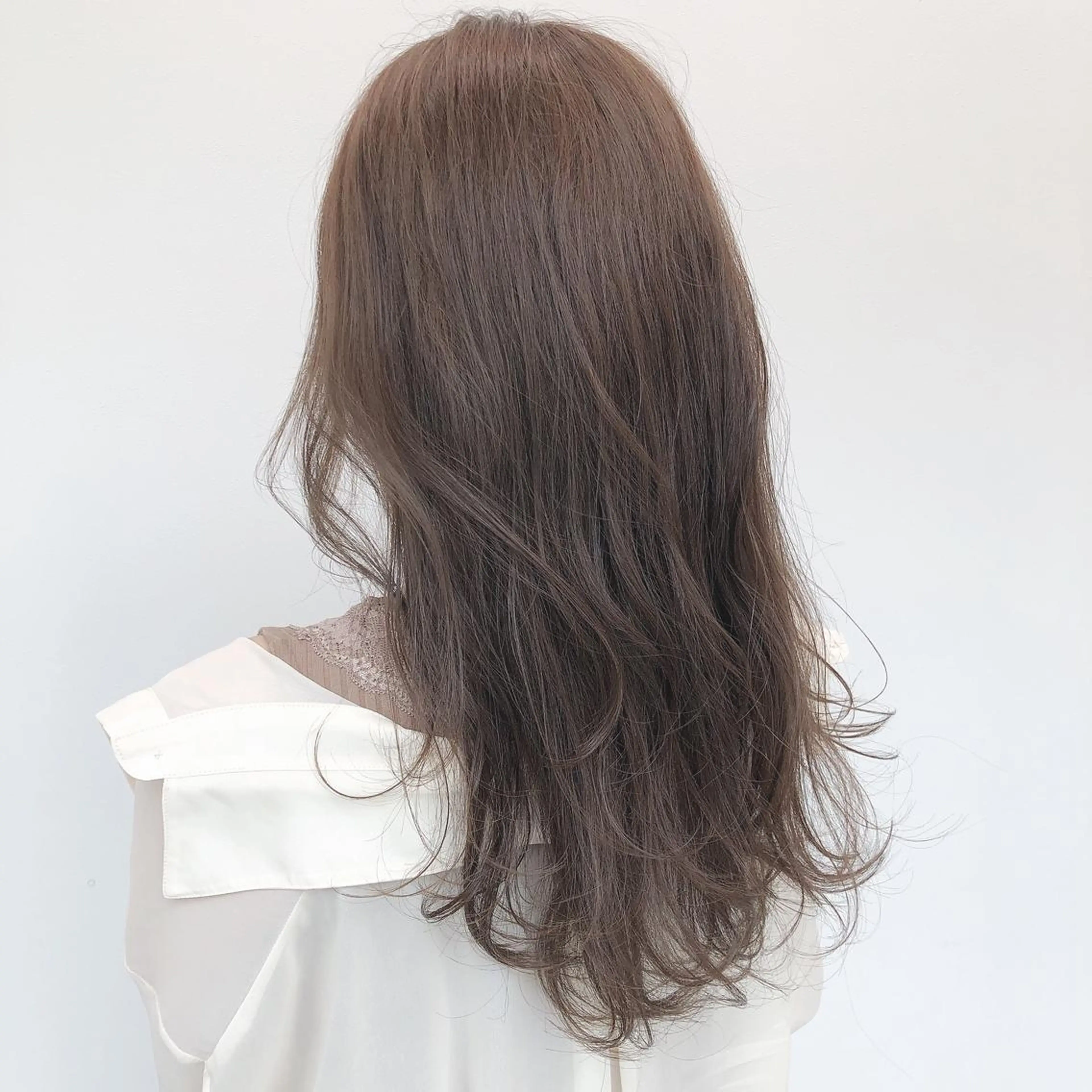 ミディアム カラー レイヤーカット 透明感カラーのヘアスタイル