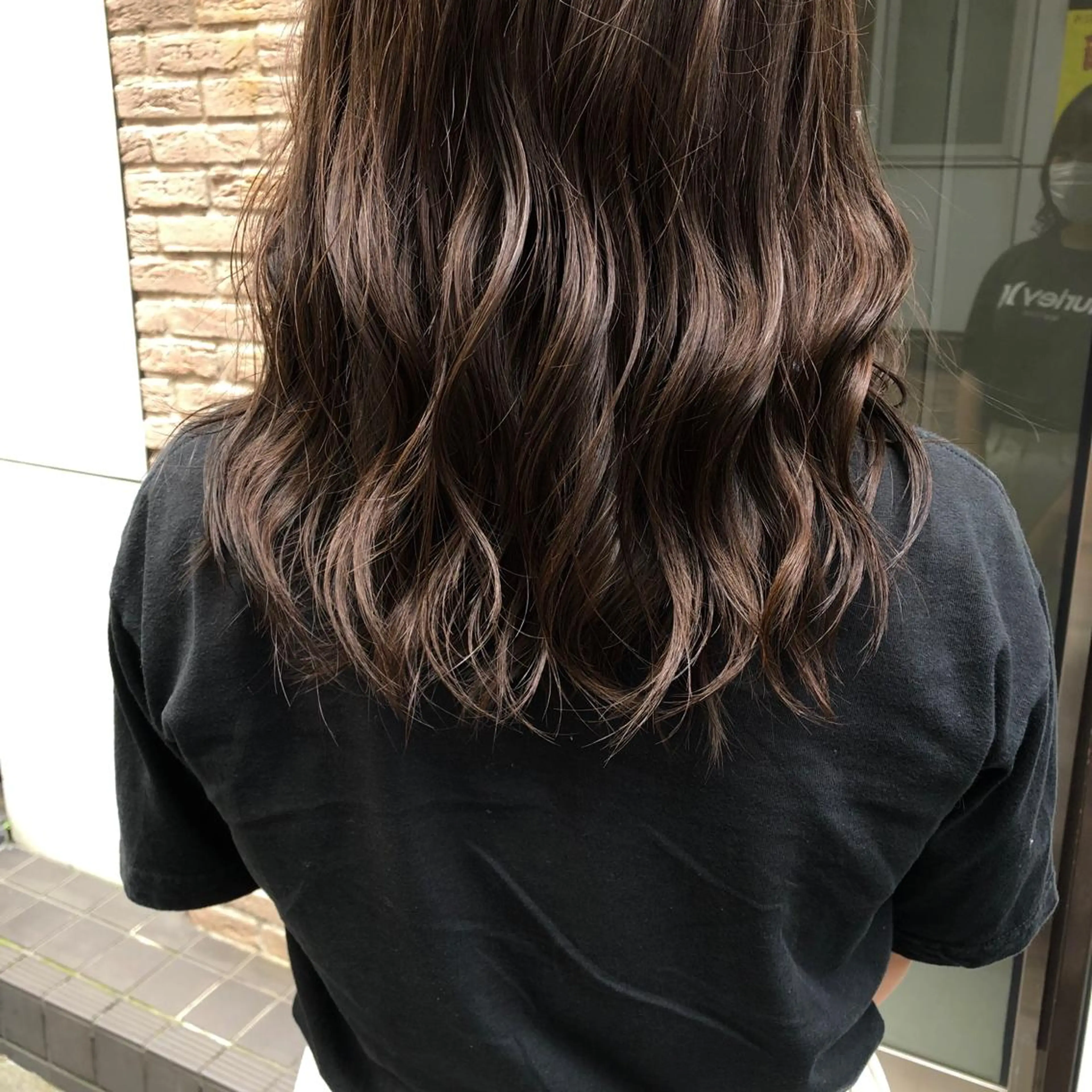 ミディアム カラー ダークグレー ，comma momoka🪄のヘアスタイル