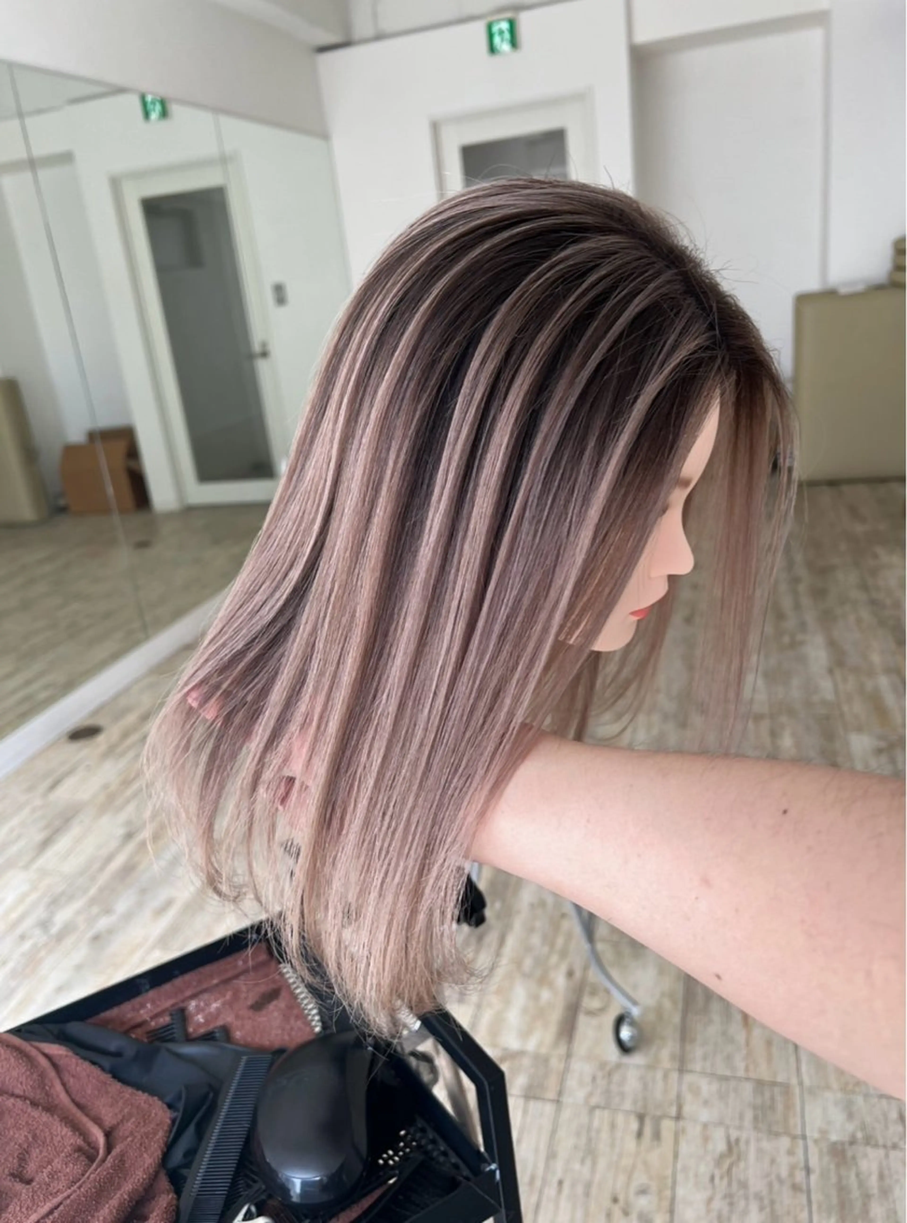 ミディアム カラー バレイヤージュ ベージュカラー ホワイトベージュ レイヤーカット ヘアカラー トリートメント ROBIN所属・指名数No.1 /NAOYAのヘアスタイル