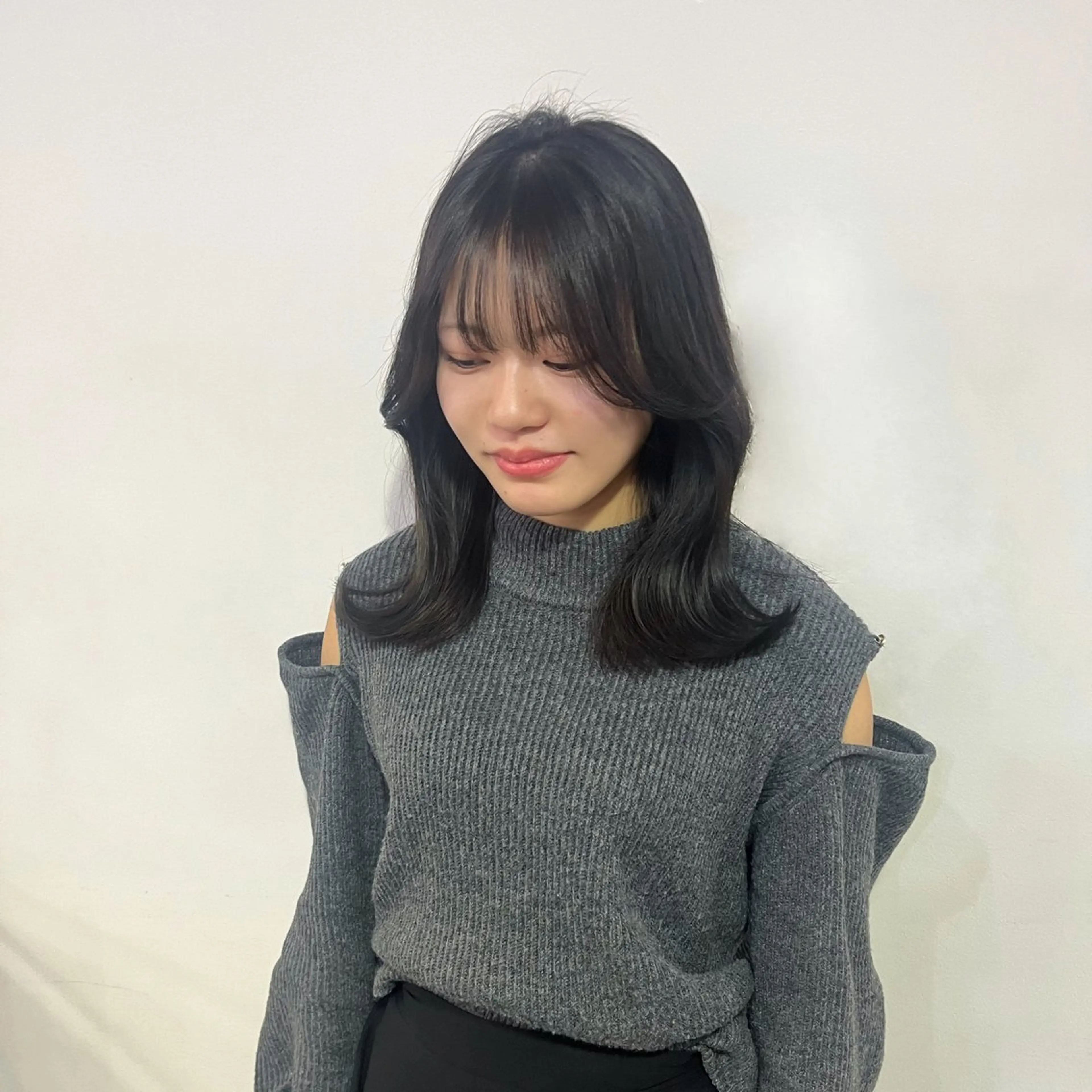 セミロング カラー 黒髪 髪質改善／縮毛矯正 関根青葉のヘアスタイル