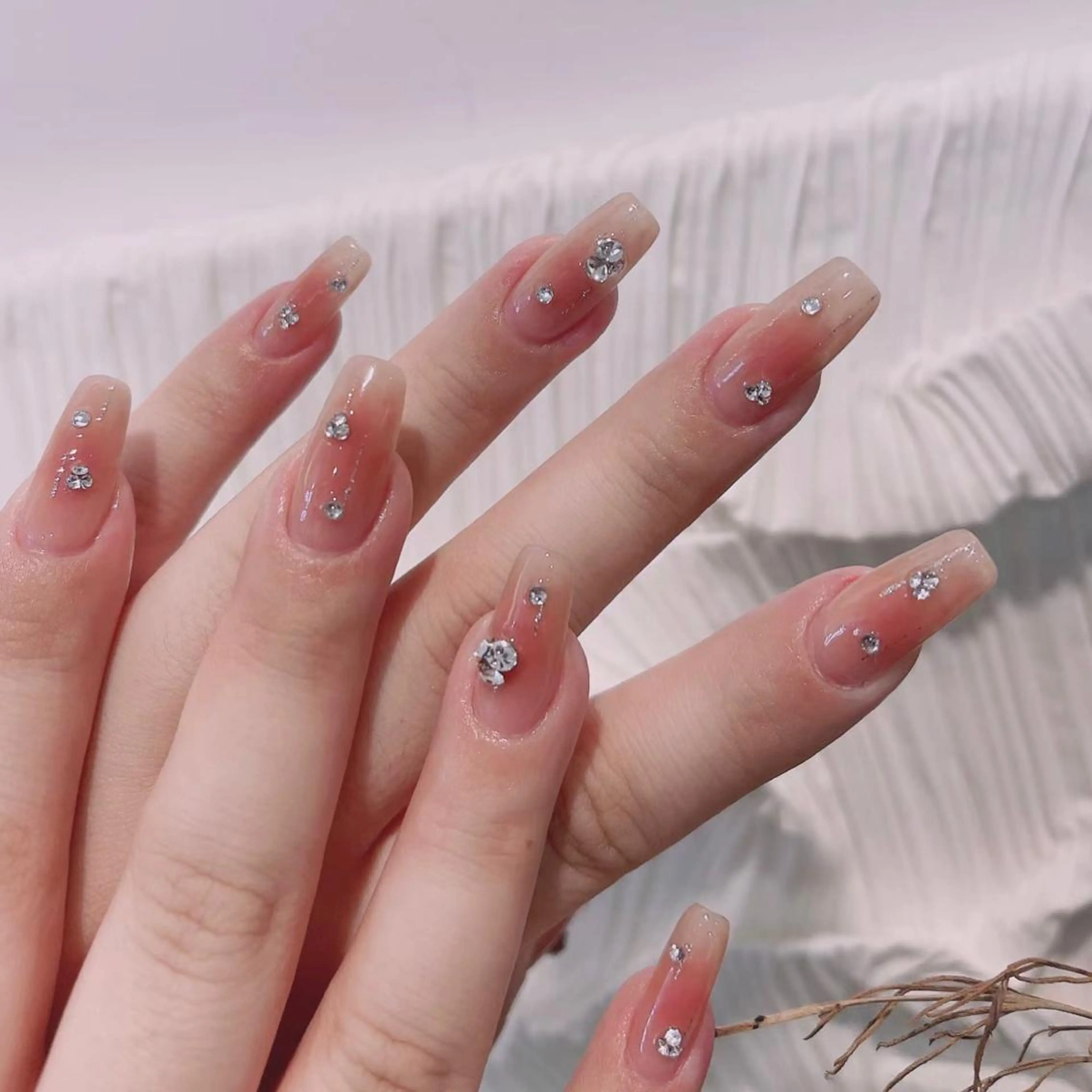 【初回オフ無料ケア込み】大人気のトレンド✨チークネイル✨ストーン10個込み【すぐ予約OK】厚み出し込みの写真