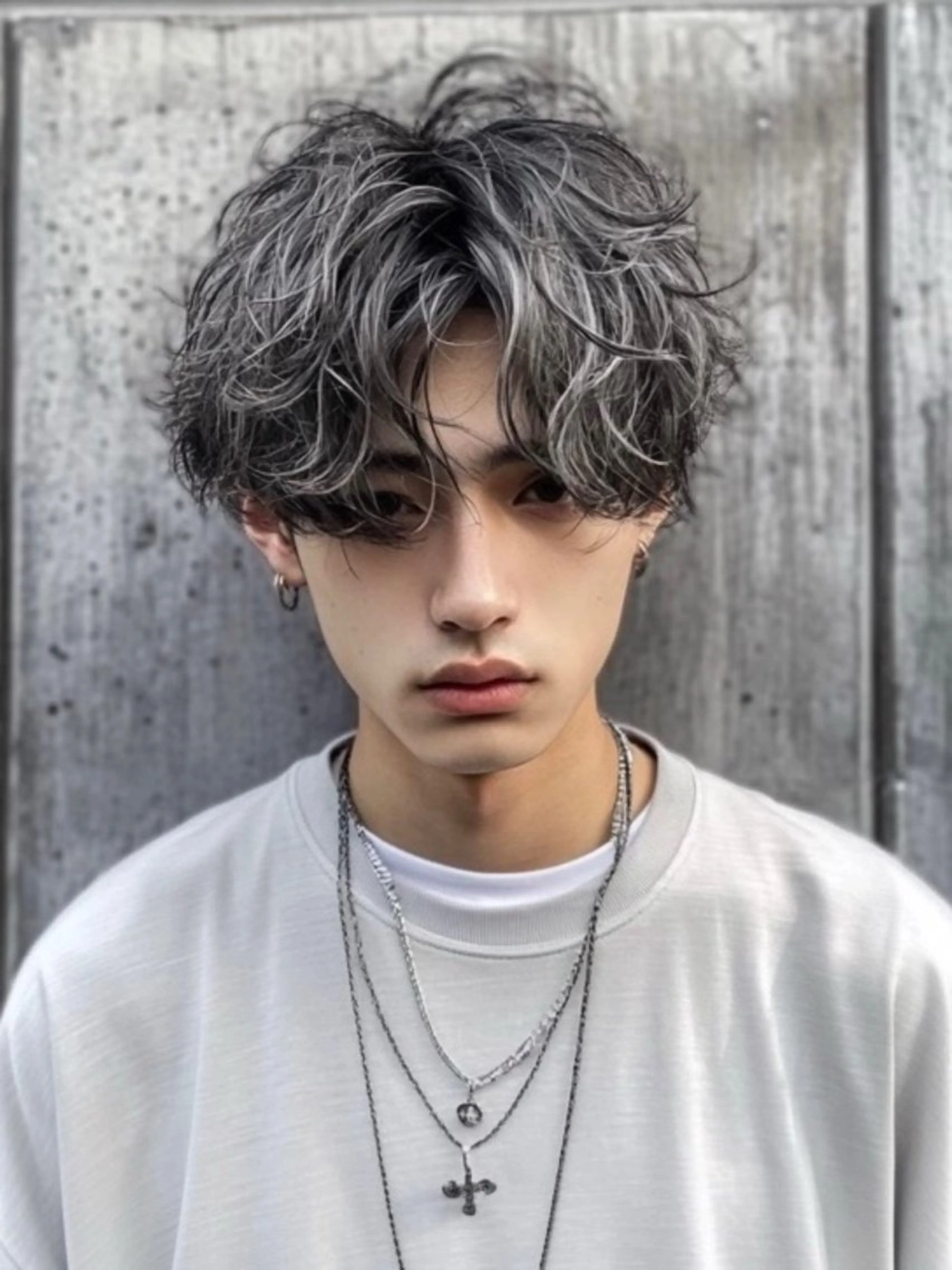 ミディアム カラー メンズ メンズハイライト ハイライトカラー ハイライト カット ヘアカラー パーマ メンズハイトーン メンズバレイヤージュのヘアスタイル