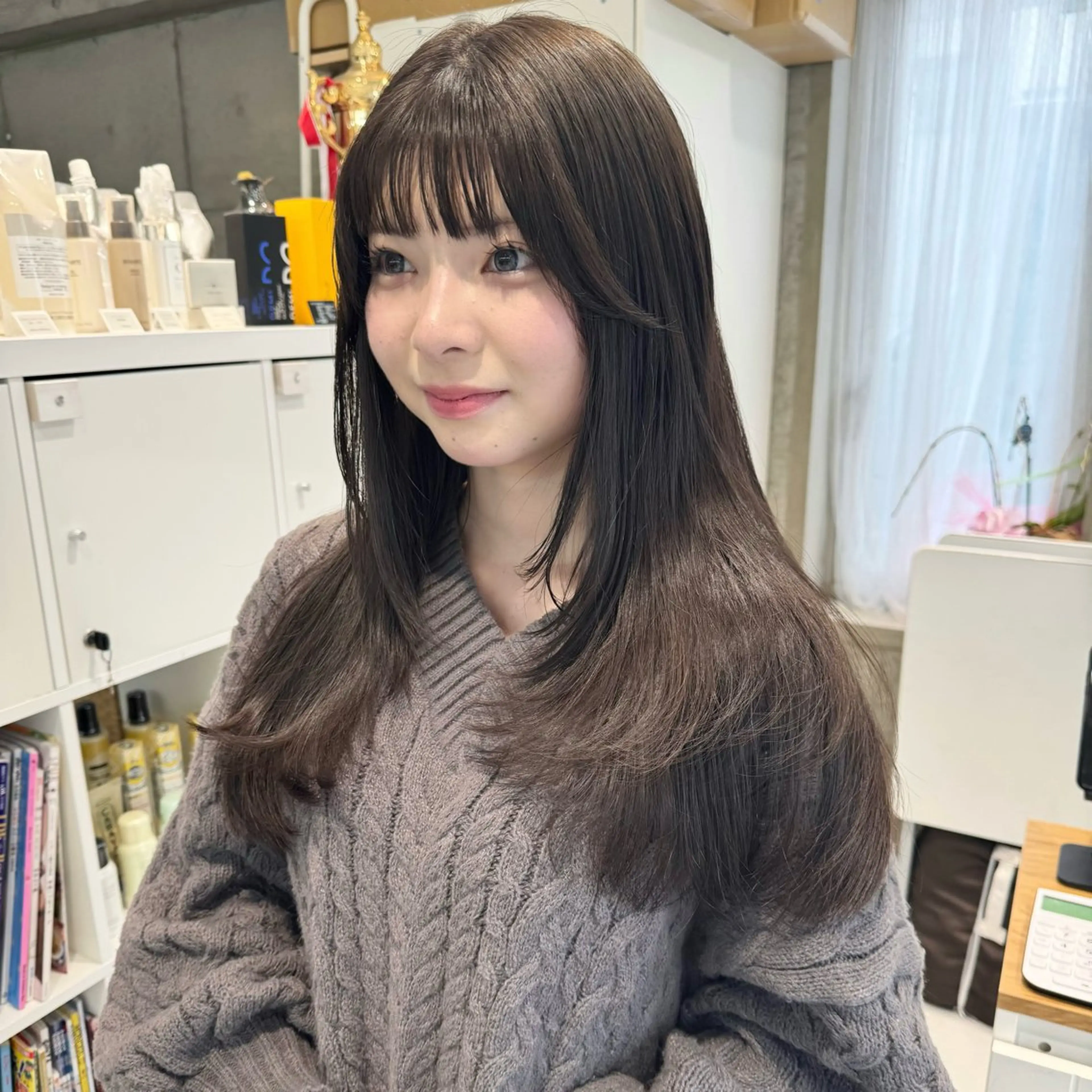 ロング カラー アッシュ 透明感カラー レイヤーカット 似合わせカット 会田有紀 /切りっぱなしボブのヘアスタイル