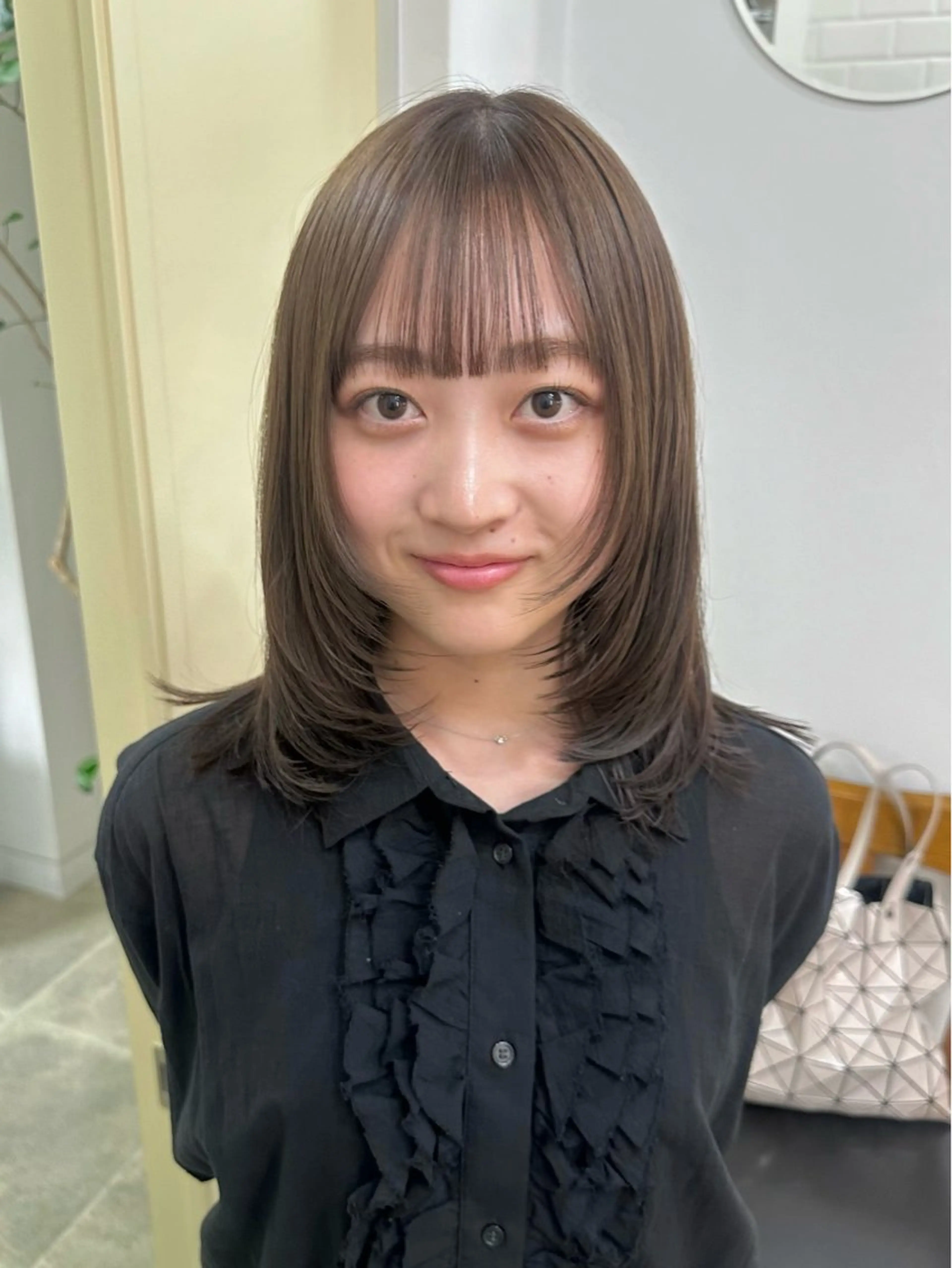 ミディアム カラー ミディアムレイヤー ベージュカラー オリーブベージュ レイヤーカット カット ヘアカラー 四日市/レイヤー /似合わせカットのヘアスタイル