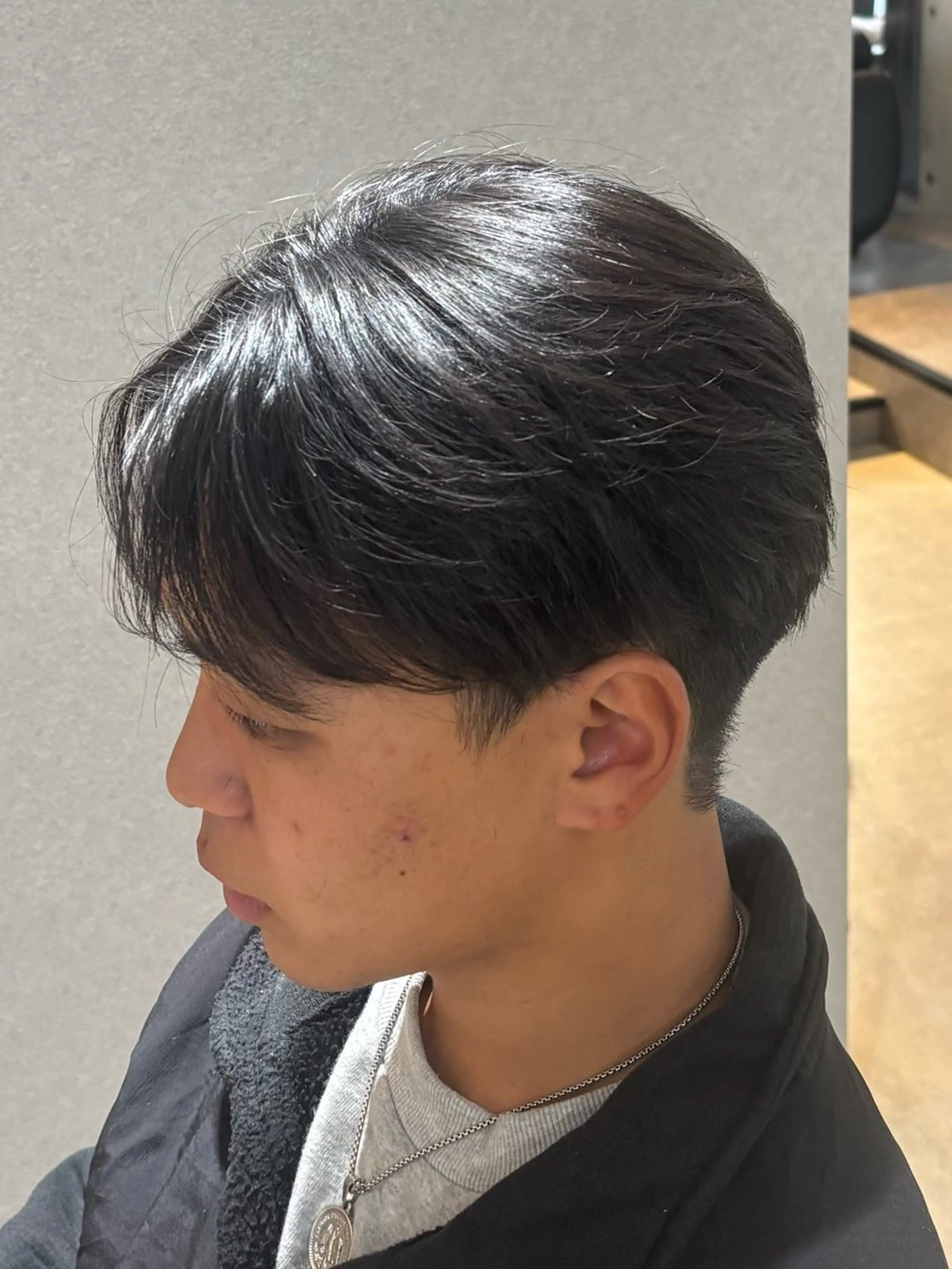 メンズ センターパート シャドウパーマ 高森蓮のヘアスタイル