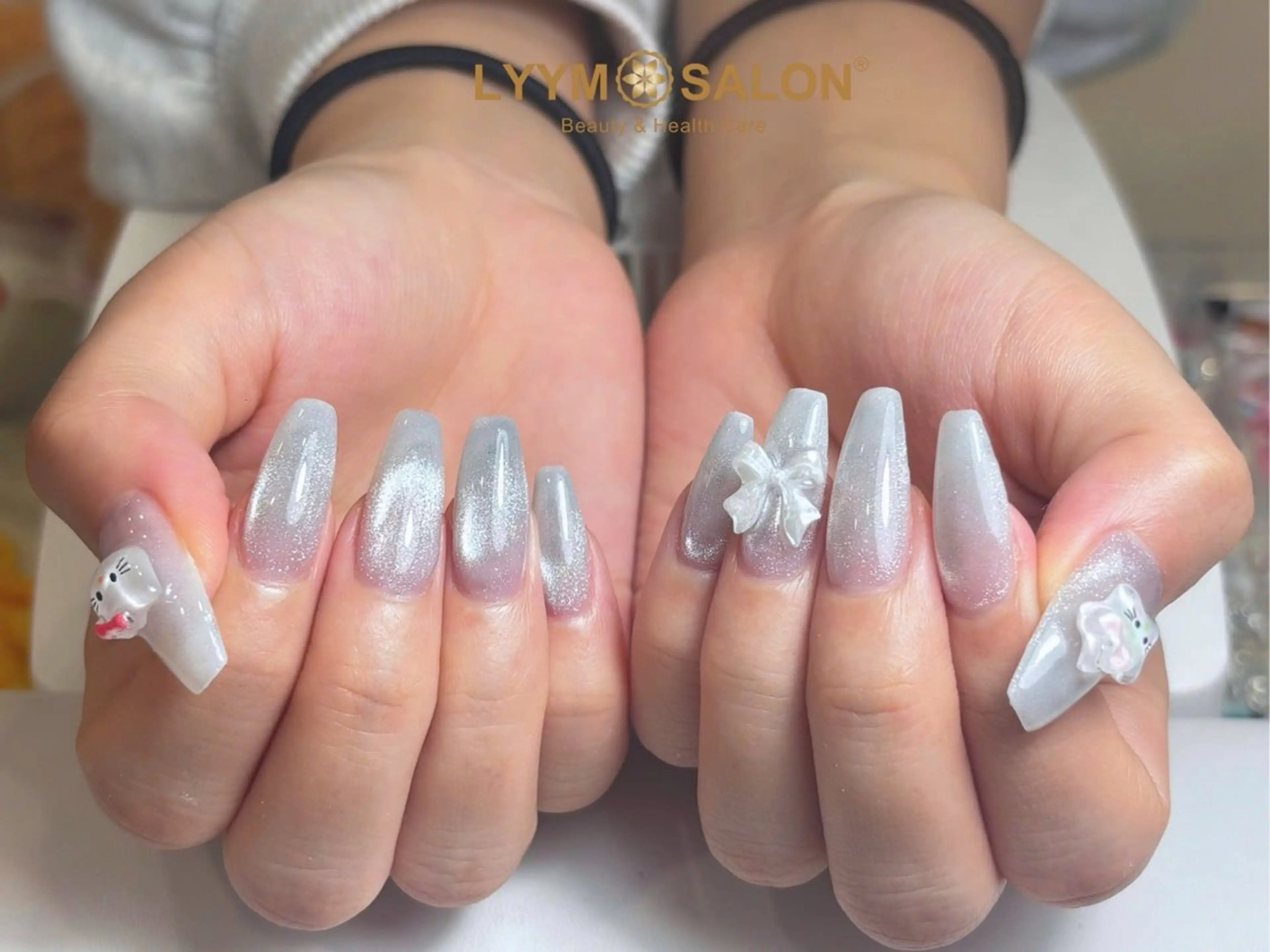 ネイル 韓国ネイル ラメ(グリッター) マグネットネイル シルバー シンプルネイル ハンドネイル ハンドケア LYYM Salonのネイルデザイン