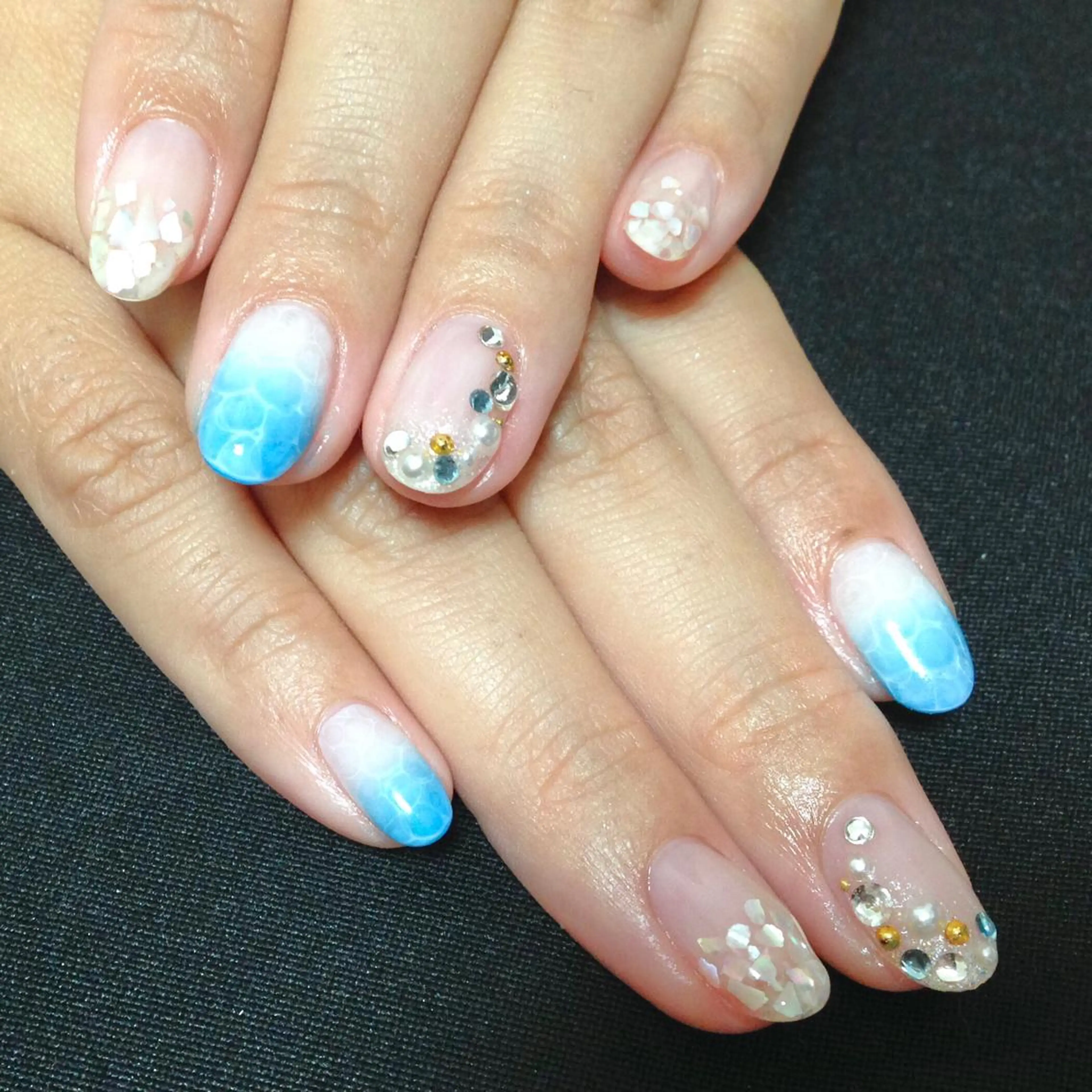 ネイル アートネイル グラデーション ストーンネイル 夏ネイル ステラ marikominoのネイルデザイン