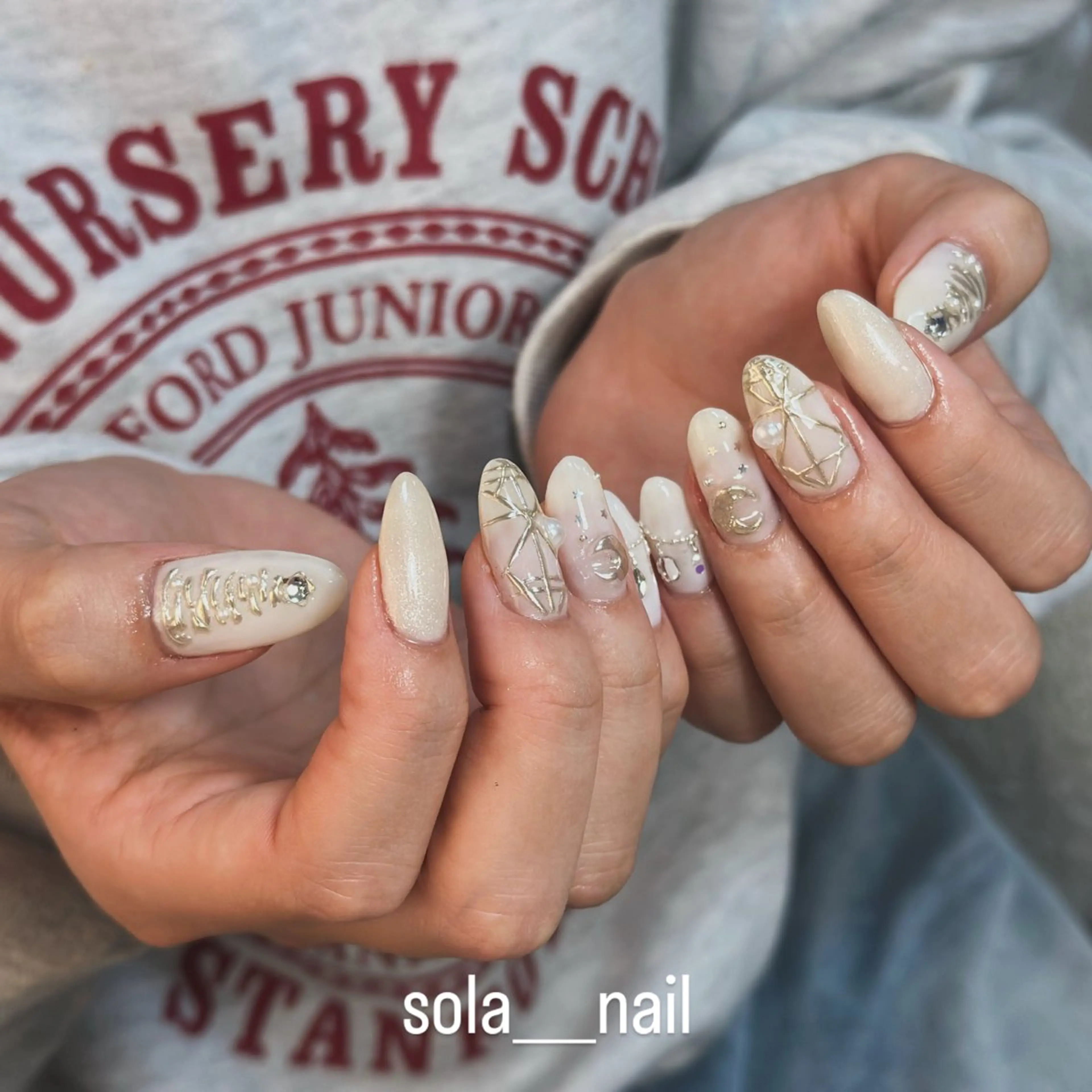 ネイル アートネイル ゴールド 持ち込み ブライダルネイル ホワイト sola nailのネイルデザイン
